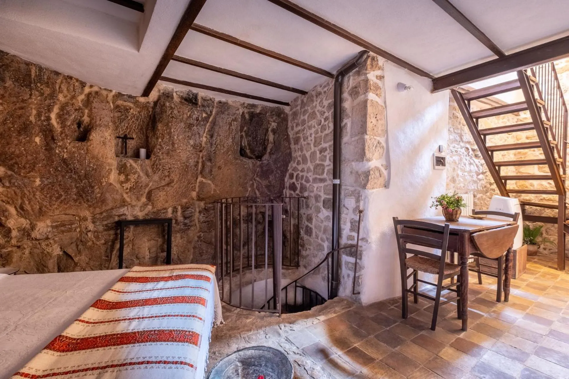 Photo of the whole room, Bed in Si-Moutique, le Case-grotte degli Avi 2
