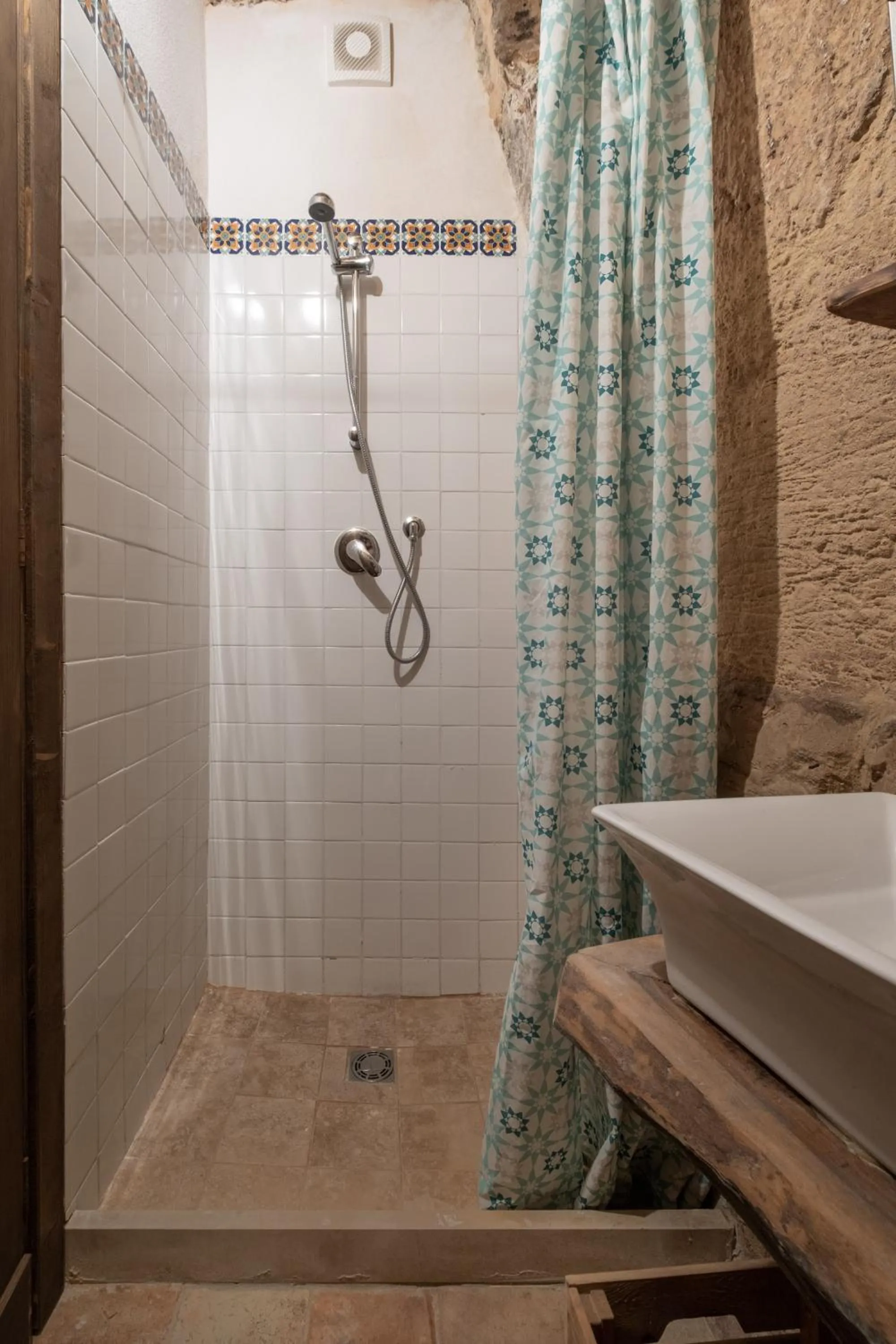 Shower in Si-Moutique, le Case-grotte degli Avi 2