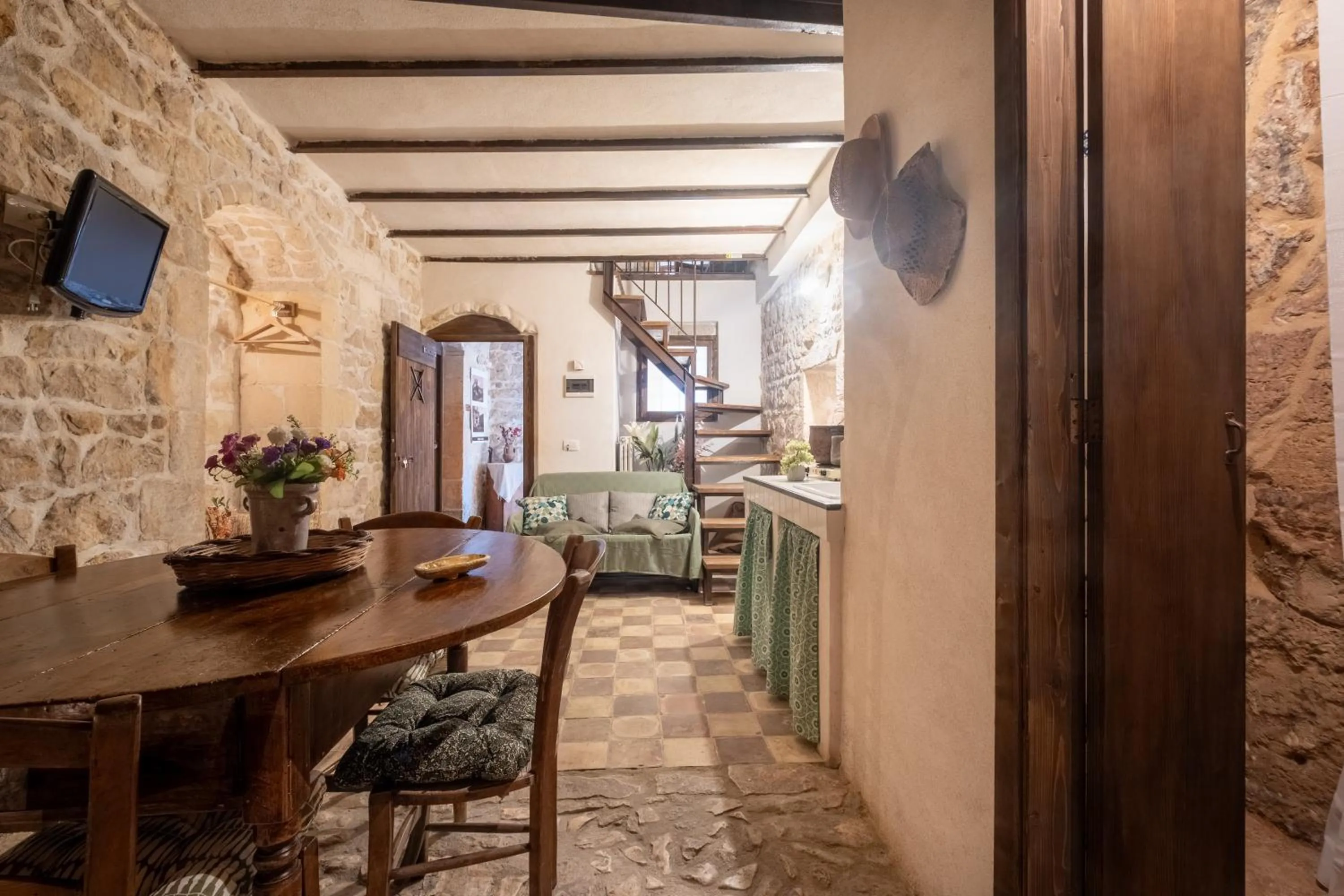 Dining area in Si-Moutique, le Case-grotte degli Avi 2