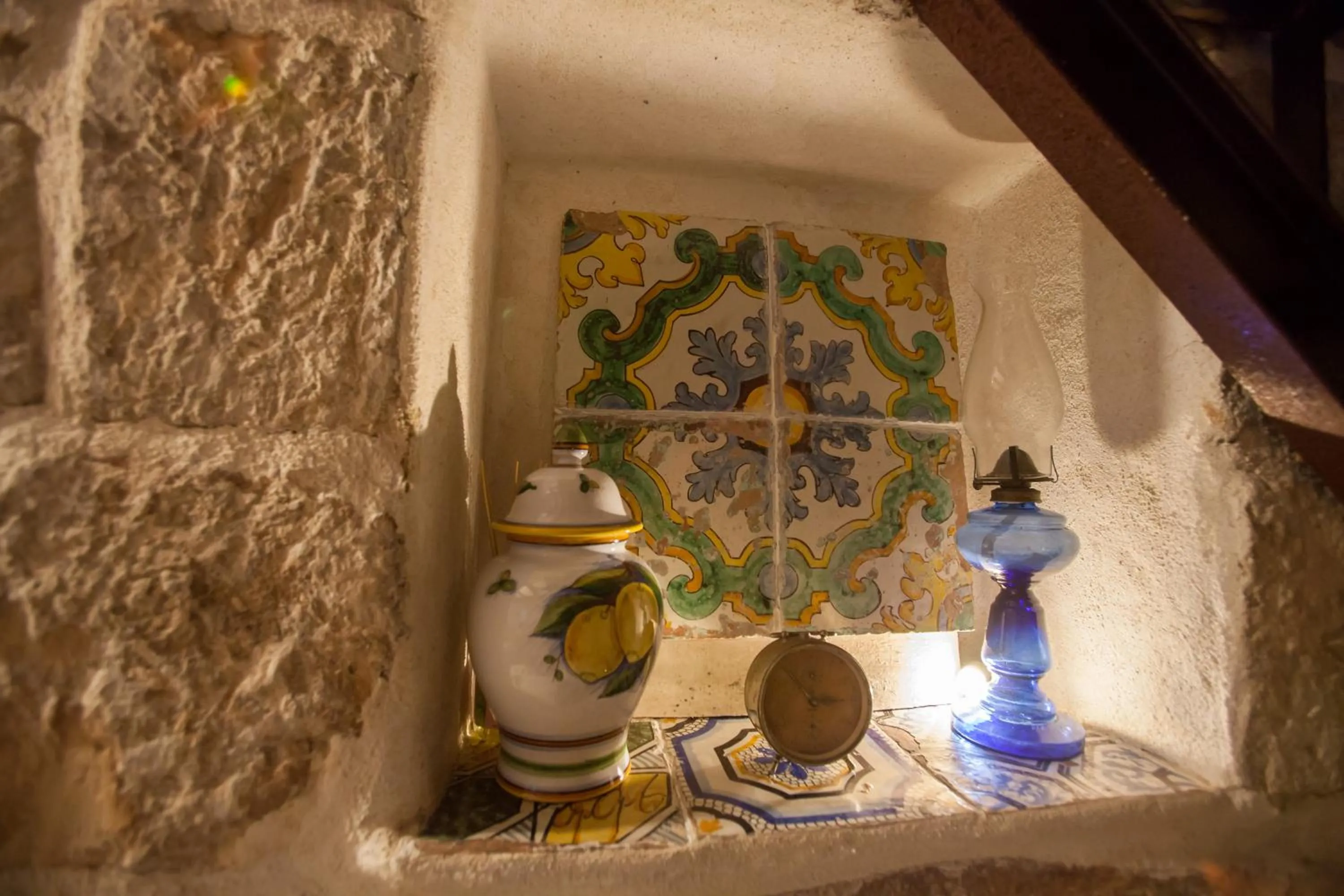 Decorative detail in Si-Moutique, le Case-grotte degli Avi 2