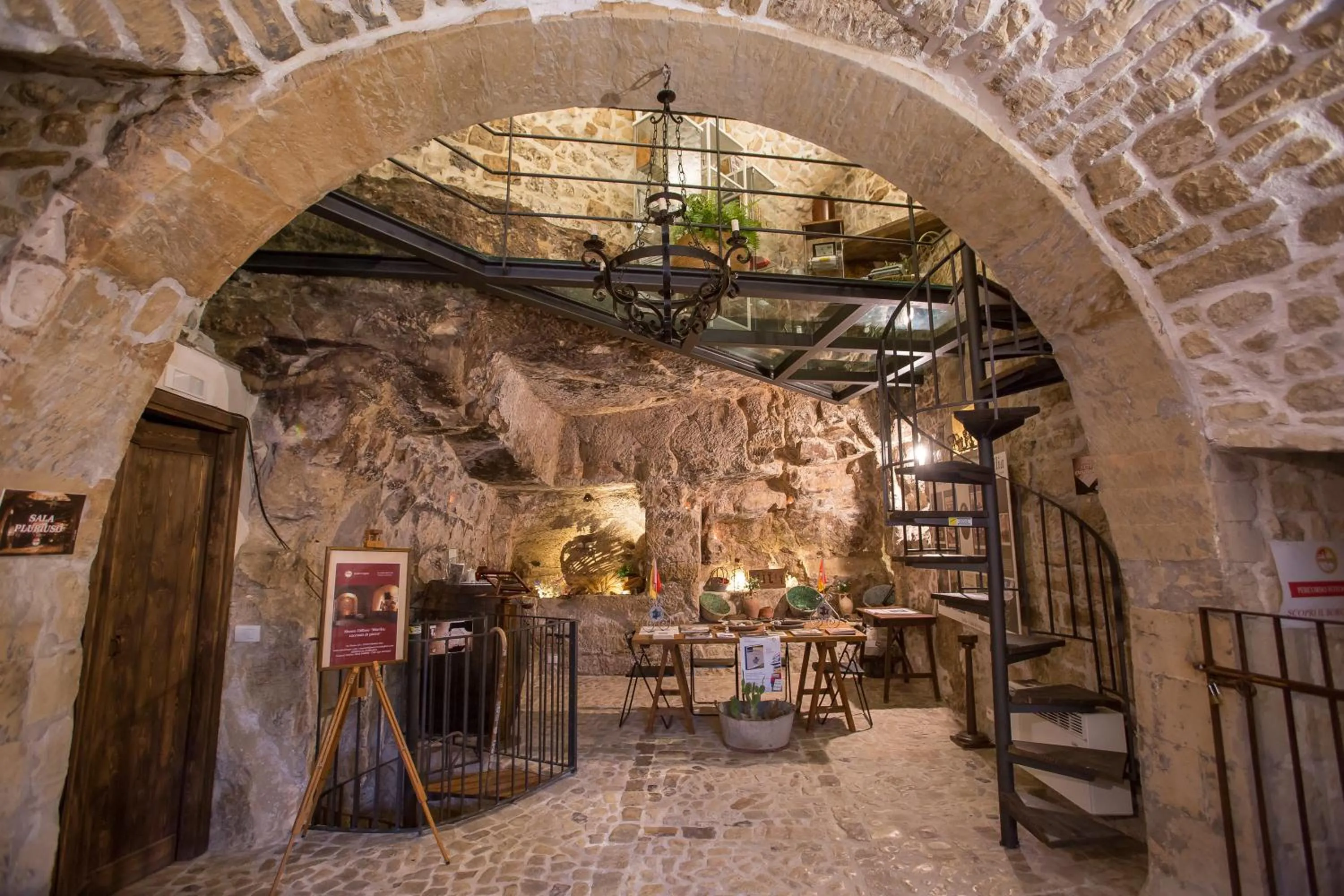Business facilities in Si-Moutique, le Case-grotte degli Avi 2