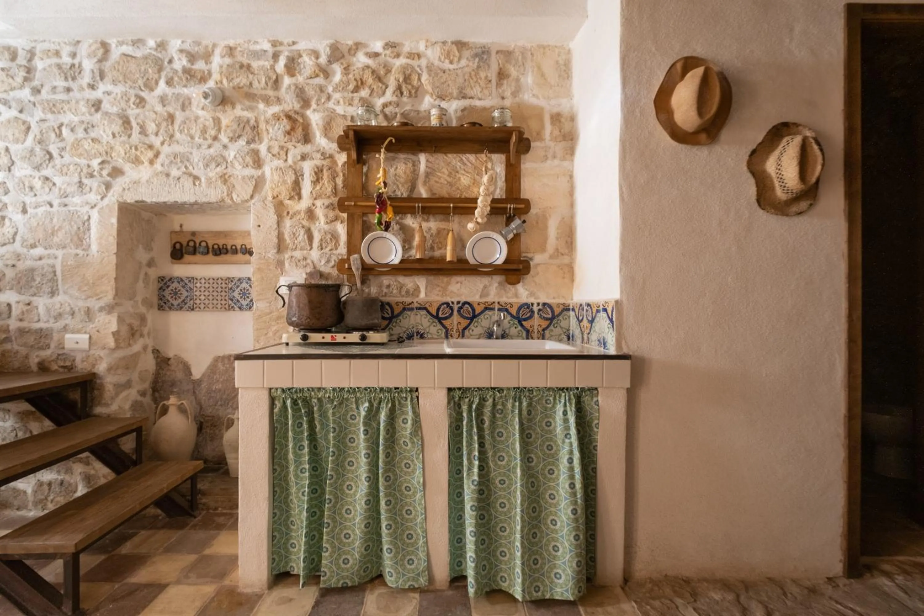 Kitchen or kitchenette in Si-Moutique, le Case-grotte degli Avi 2