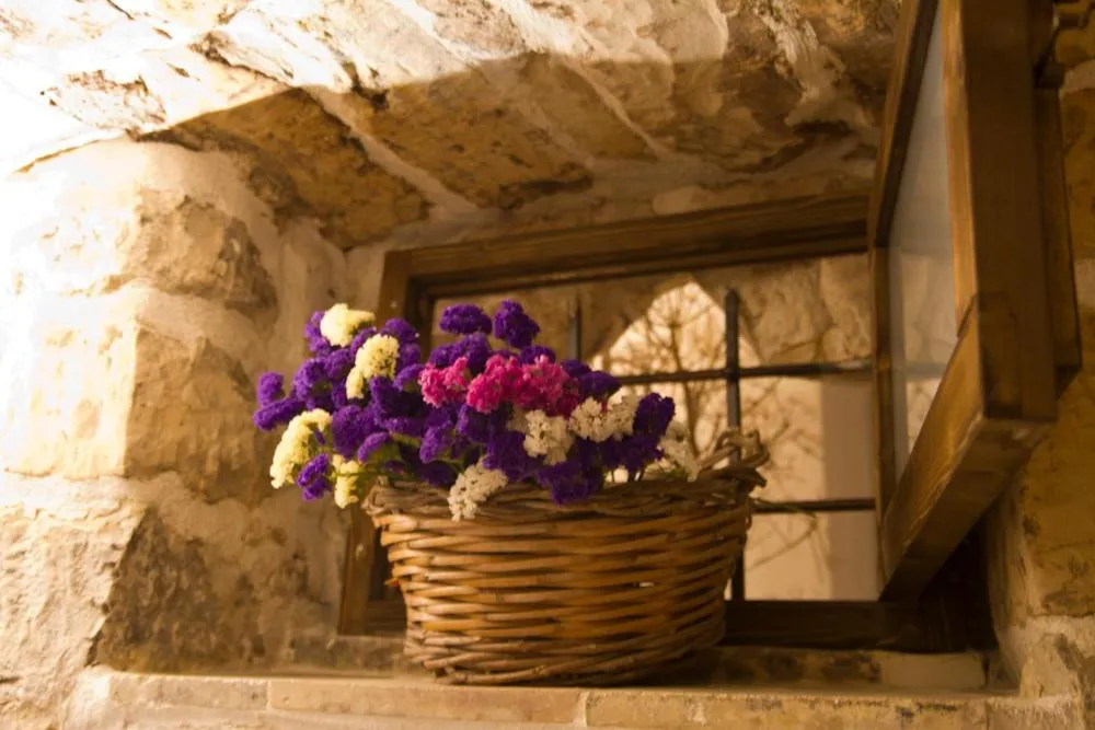 Decorative detail in Si-Moutique, le Case-grotte degli Avi 2