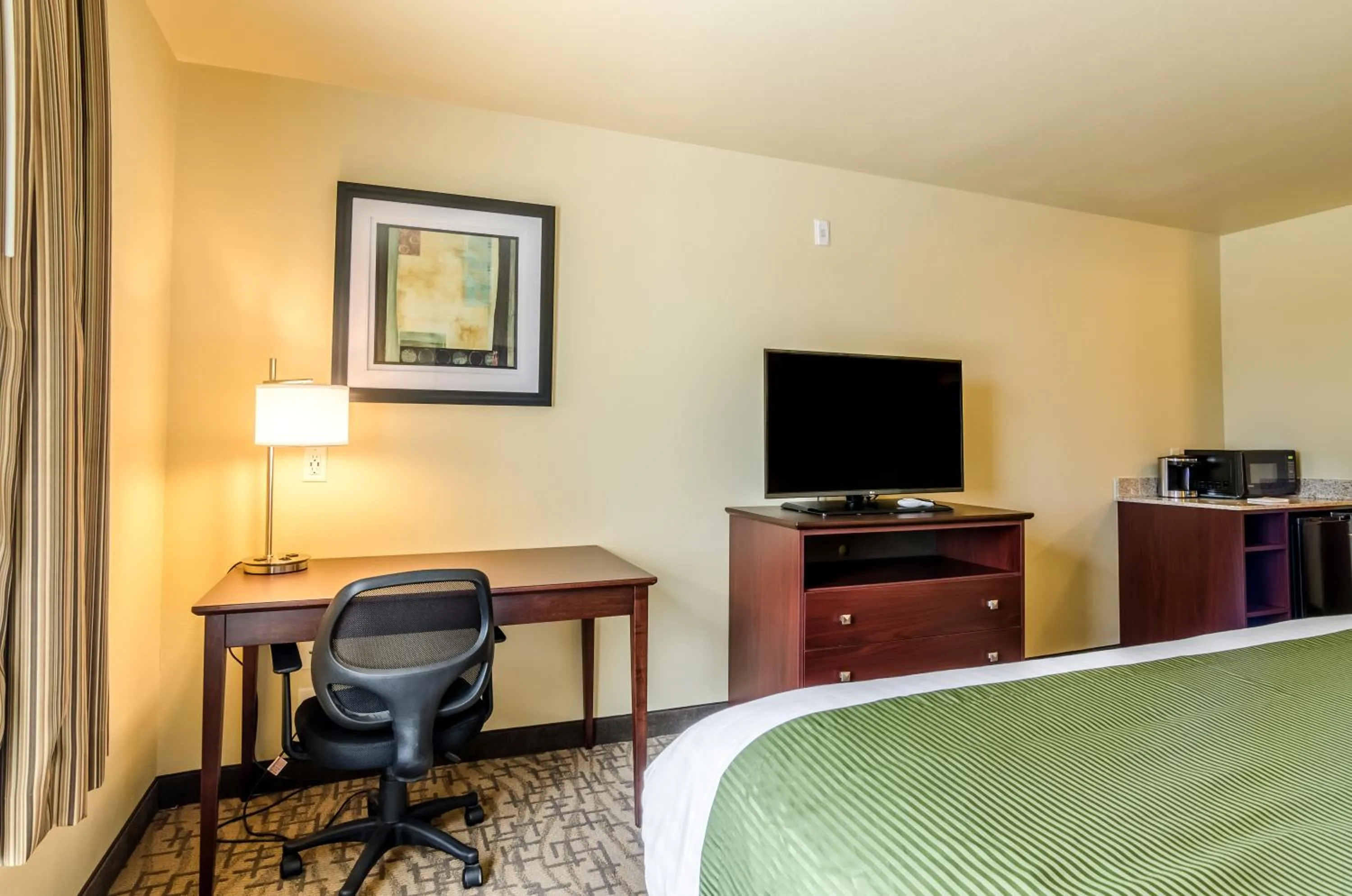 Seating area, Bed in Cobblestone Inn & Suites - Oberlin