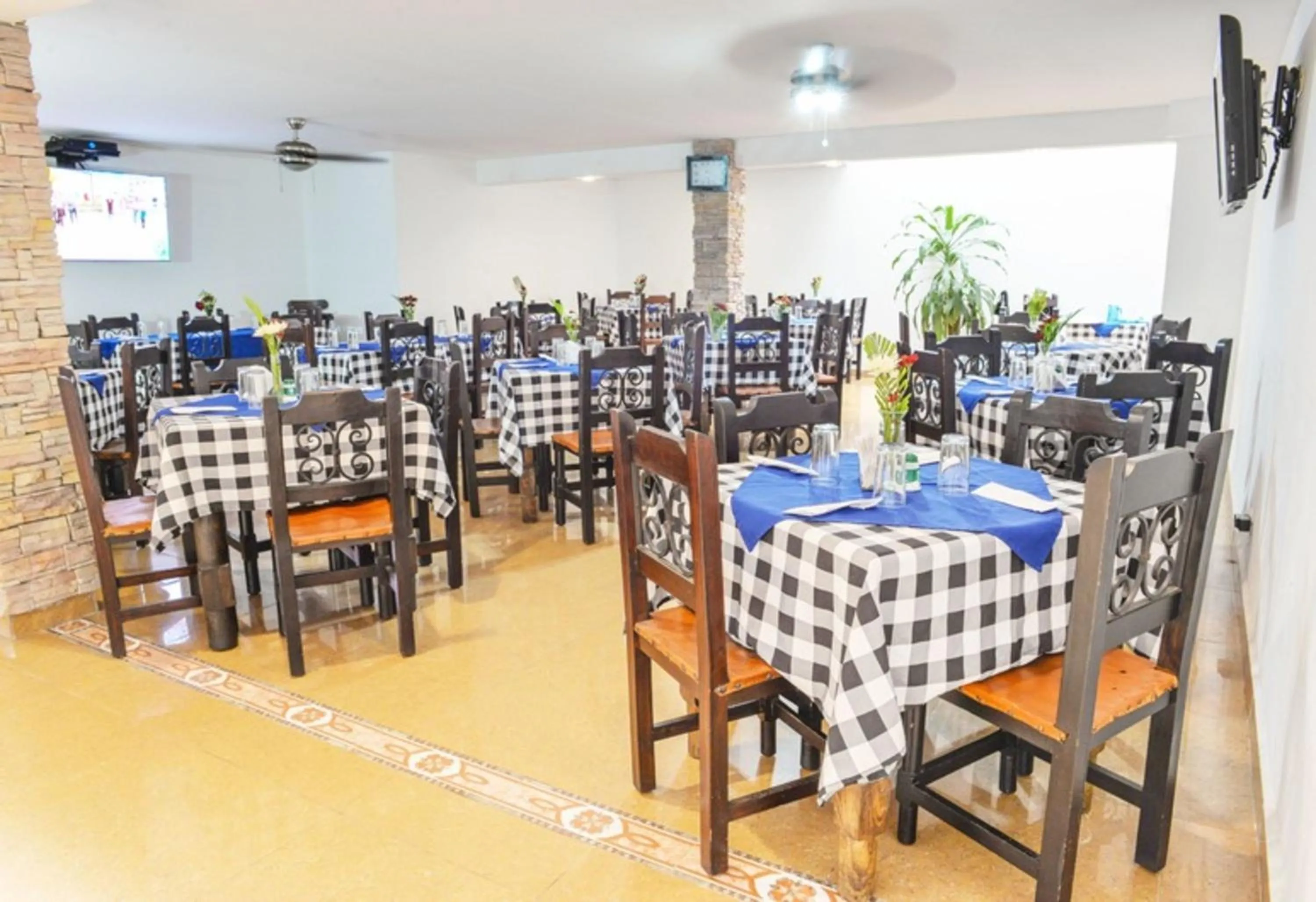Restaurant/places to eat in Hotel Thama