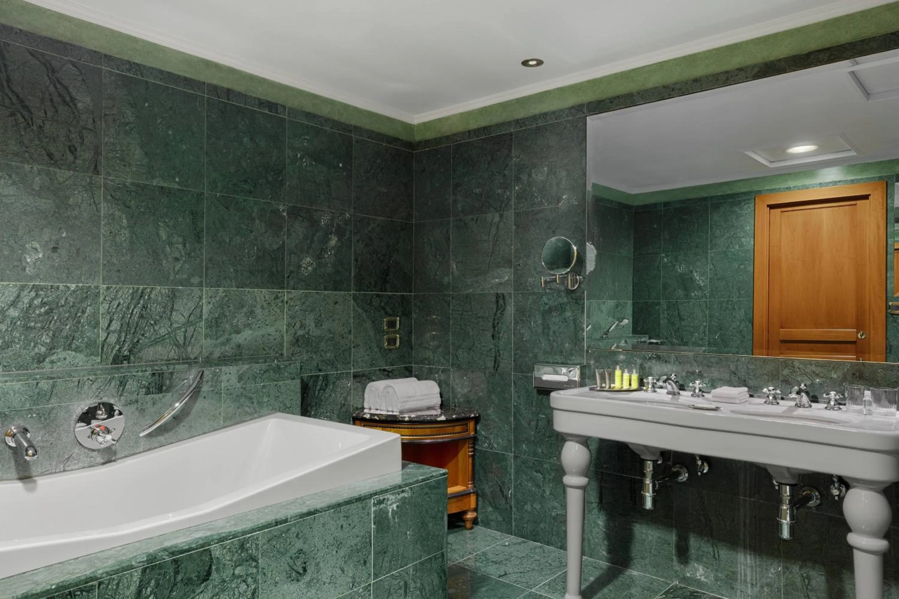 Bathroom in Rome Marriott Park Hotel