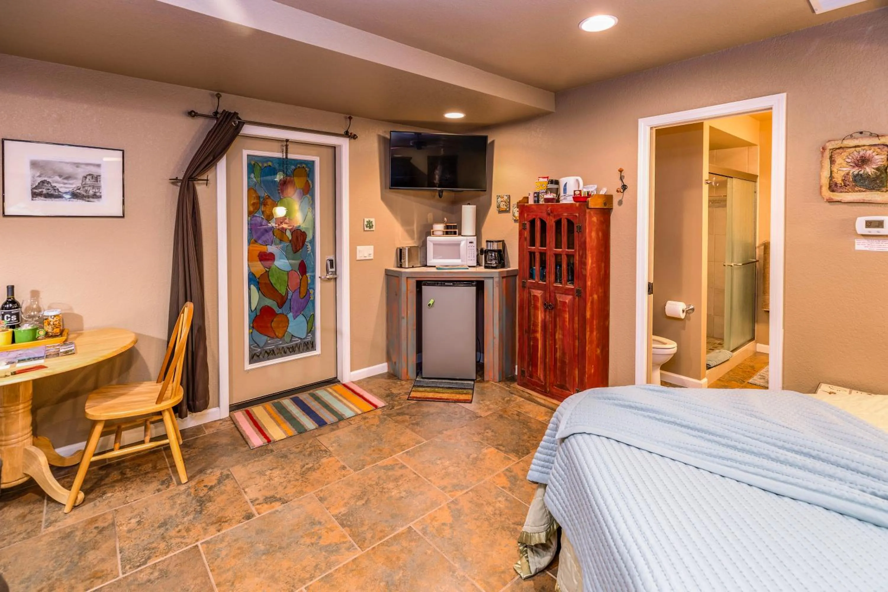 Photo of the whole room, Bed in Cozy Cactus Inn