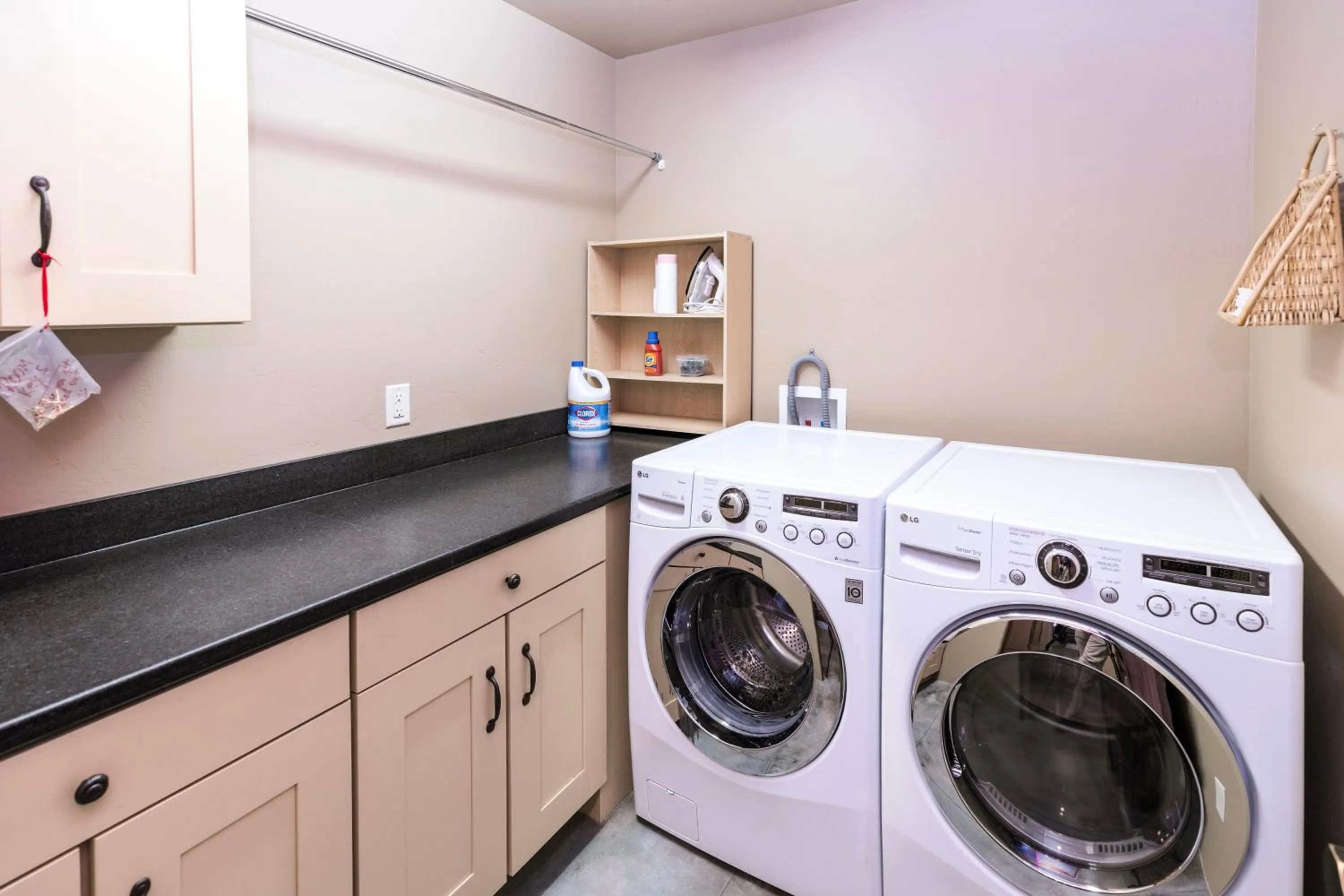 washing machine in Cozy Cactus Inn