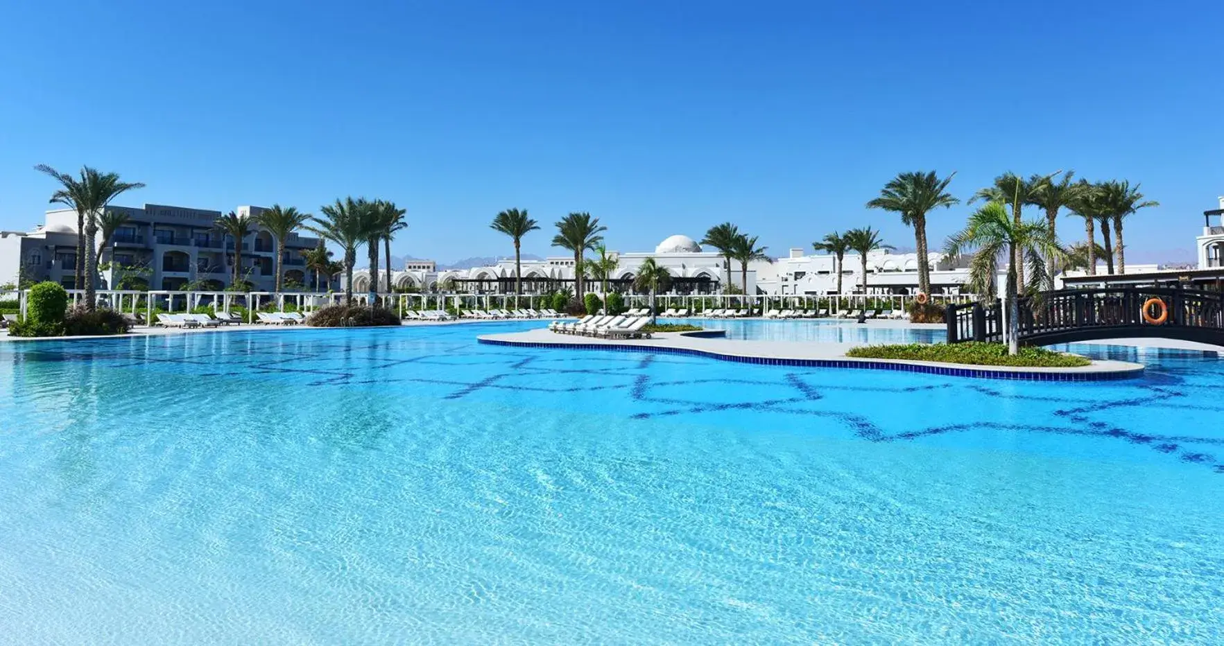 Swimming pool in Steigenberger Alcazar Swimming pool in Steigenberger Alcazar
