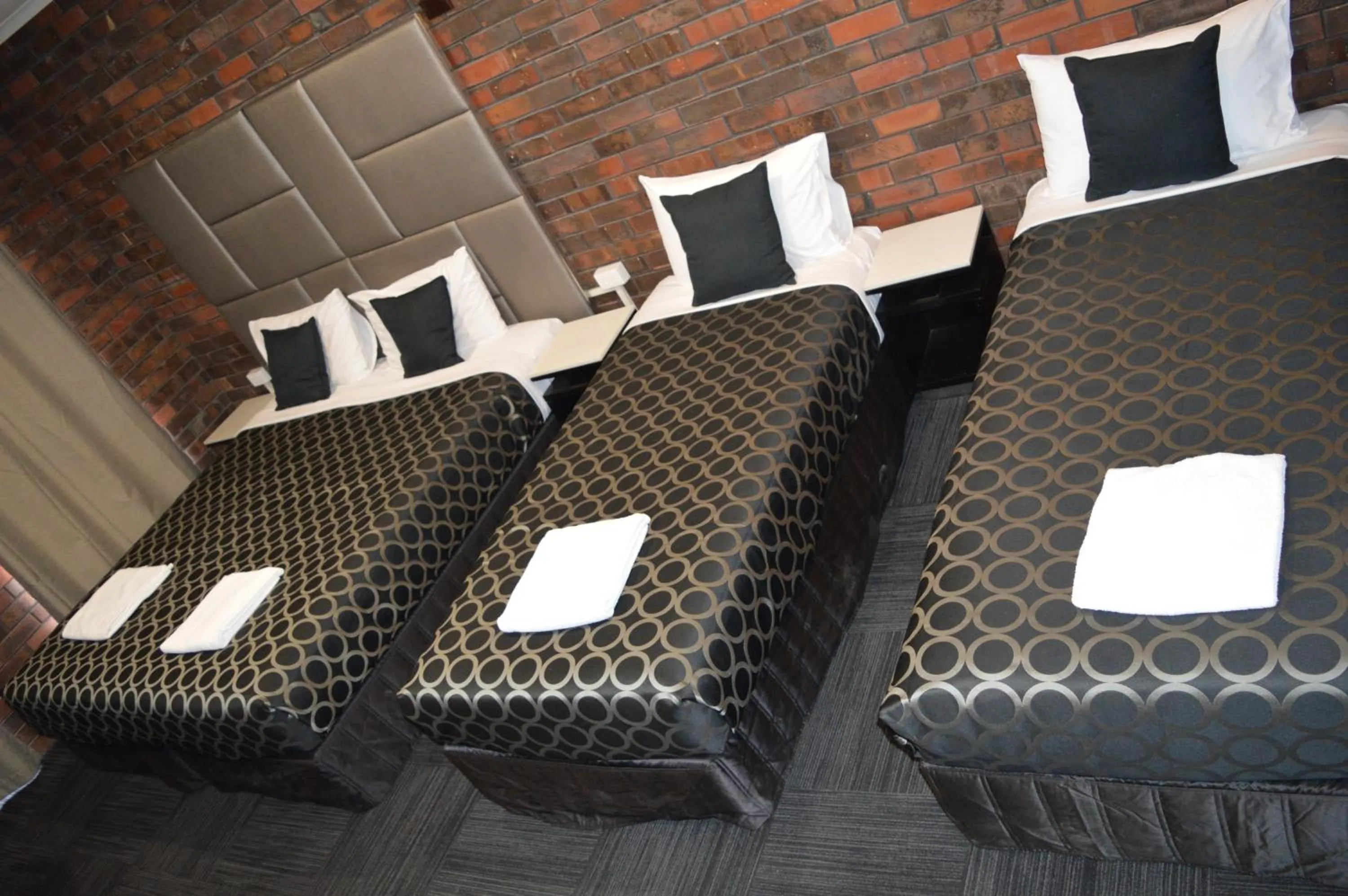 Bedroom, Bed in Two Rivers Motel