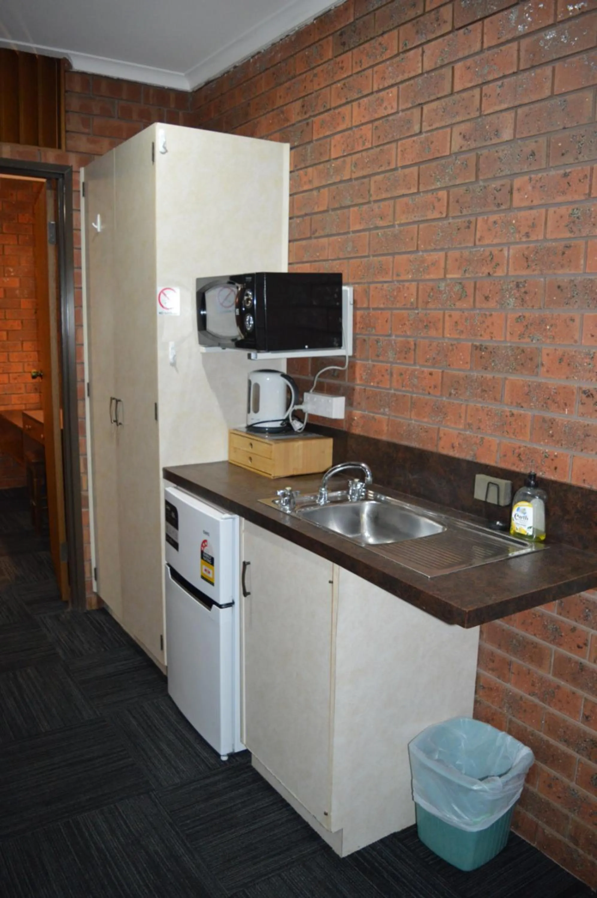 Kitchen or kitchenette in Two Rivers Motel