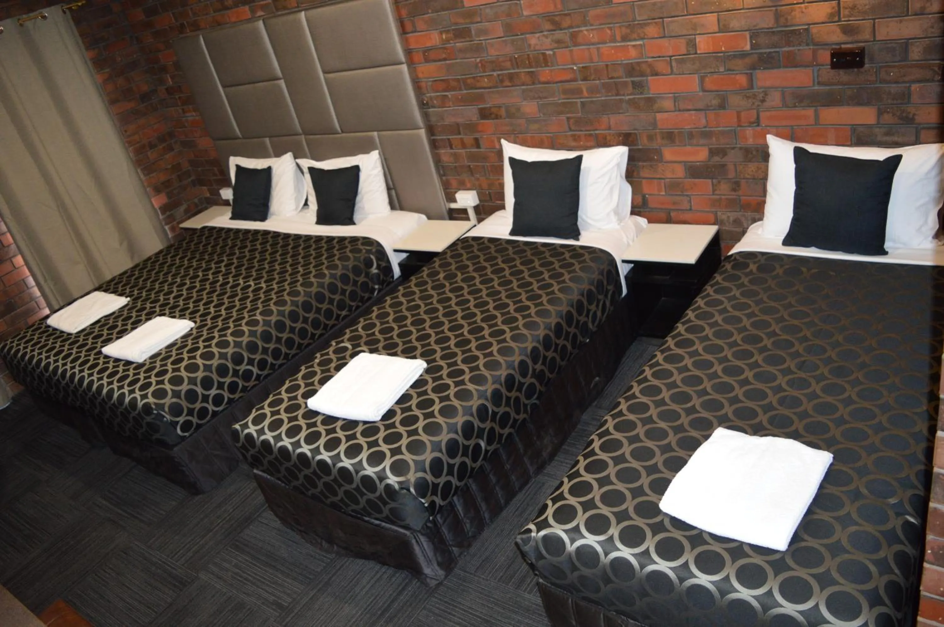 Bedroom, Bed in Two Rivers Motel