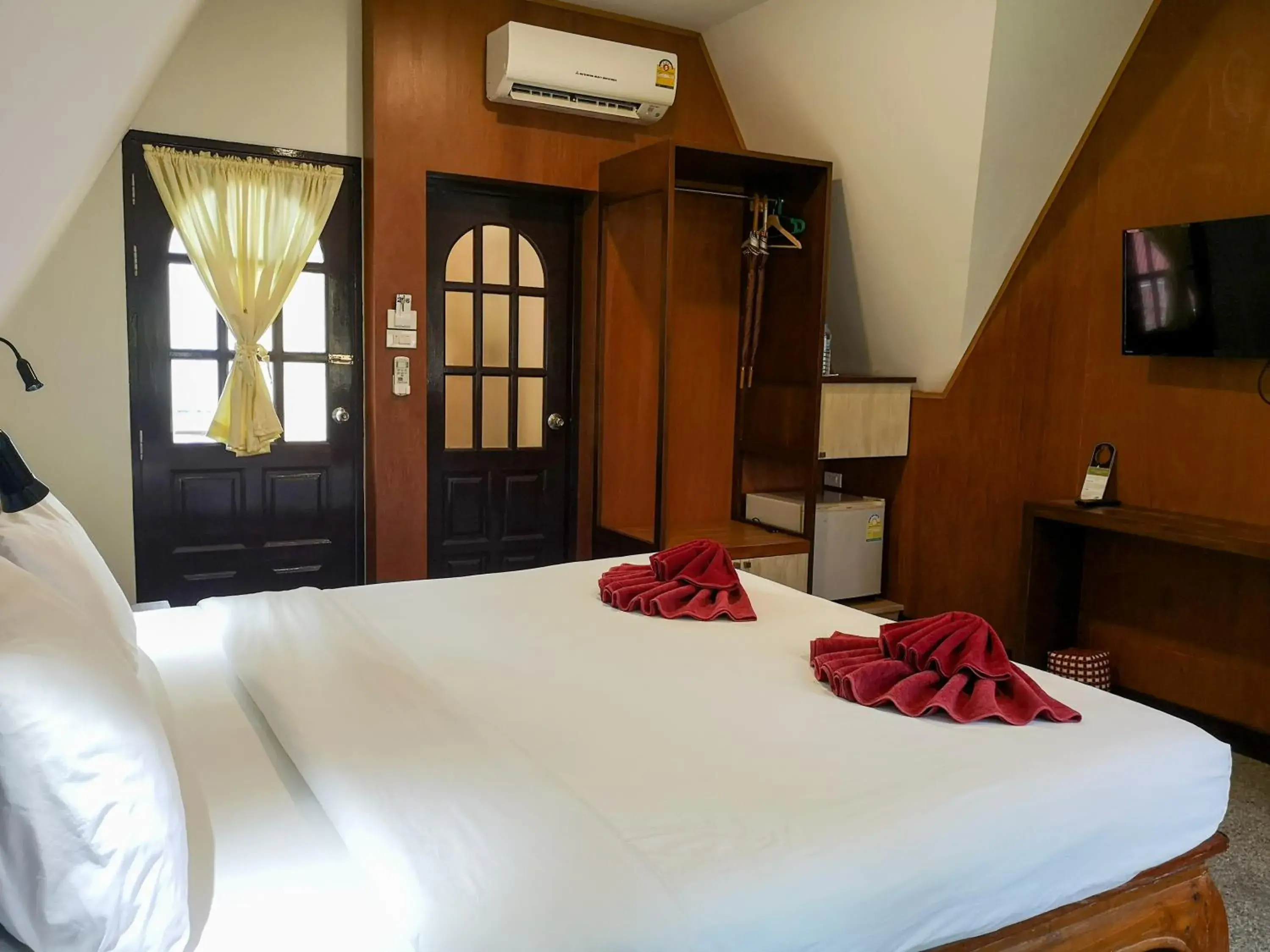 Photo of the whole room, Bed in Lanta Sea House