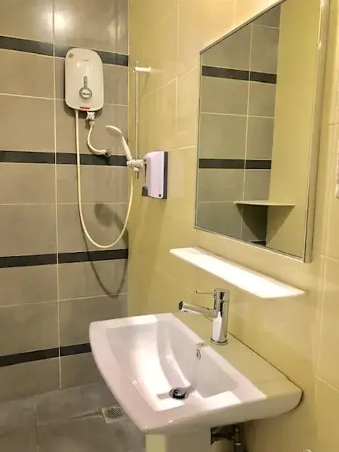 Bathroom in De Champs Hotel