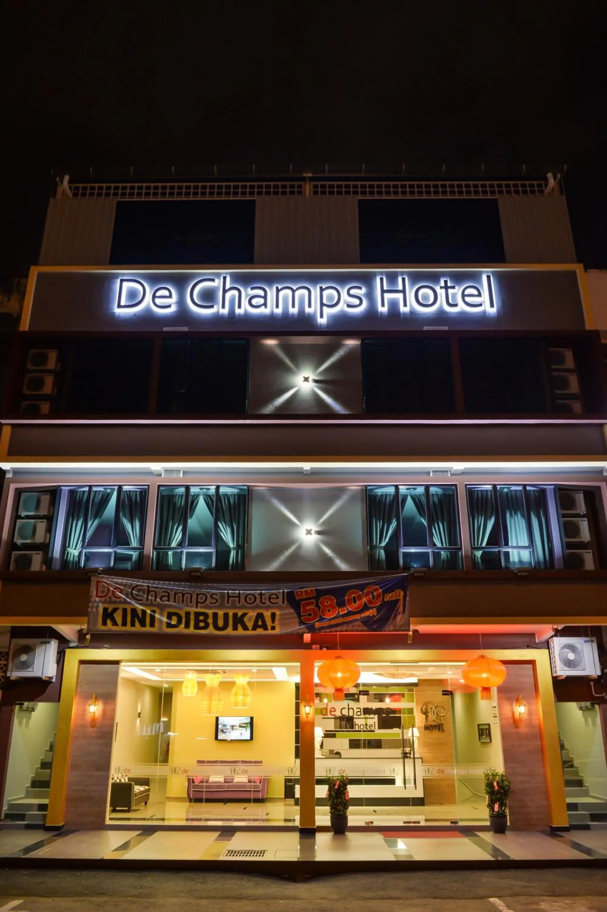Night in De Champs Hotel