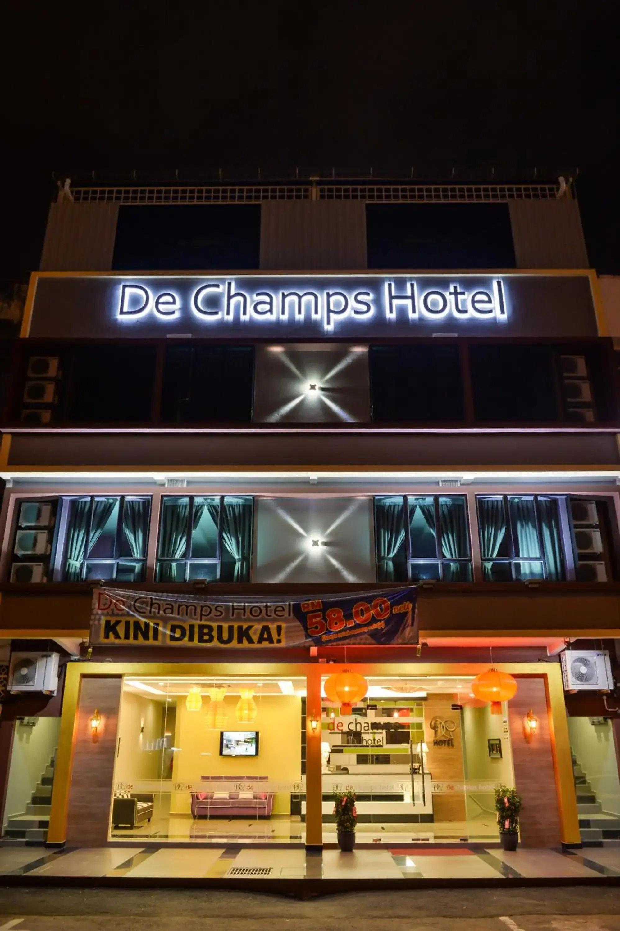 Night, Property Building in De Champs Hotel