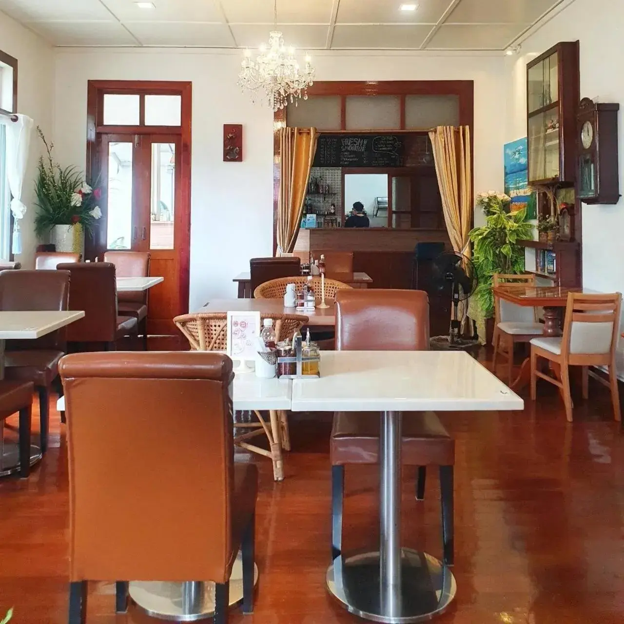 Restaurant/places to eat in Dinsomon Hotel Restaurant/places to eat in Dinsomon Hotel