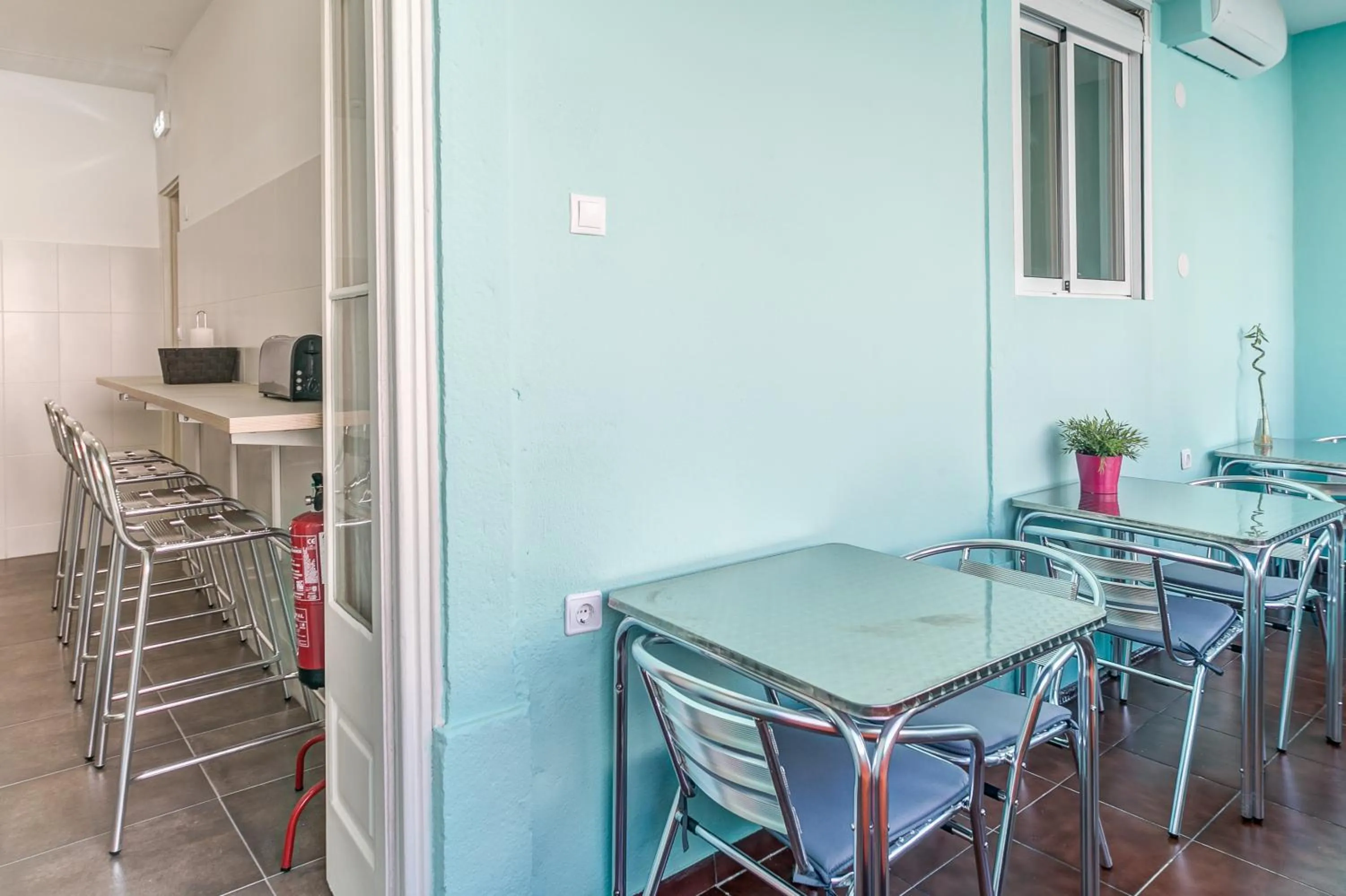 Communal lounge/ TV room in Hostel Seven Hills