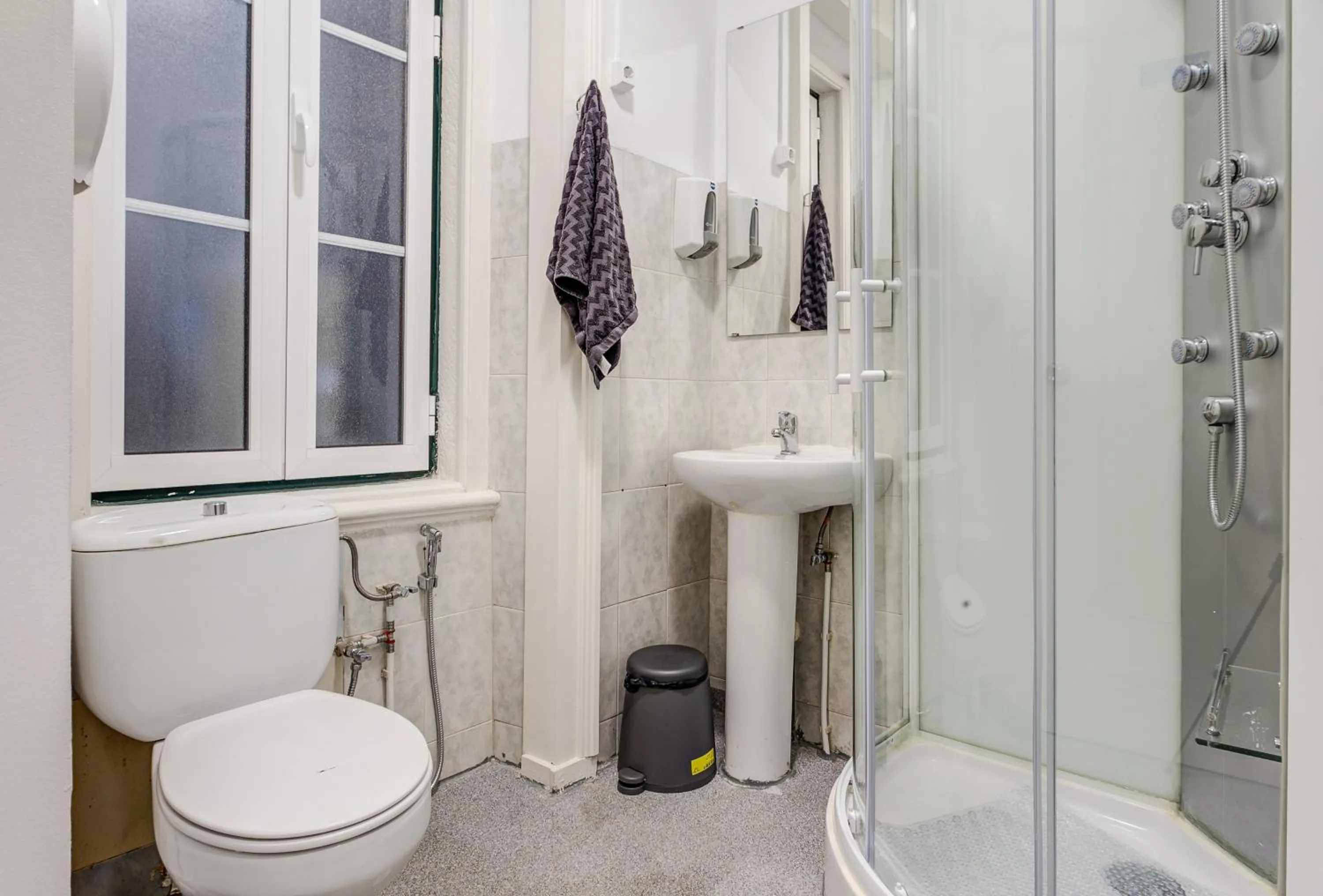 Hot Tub in Hostel Seven Hills