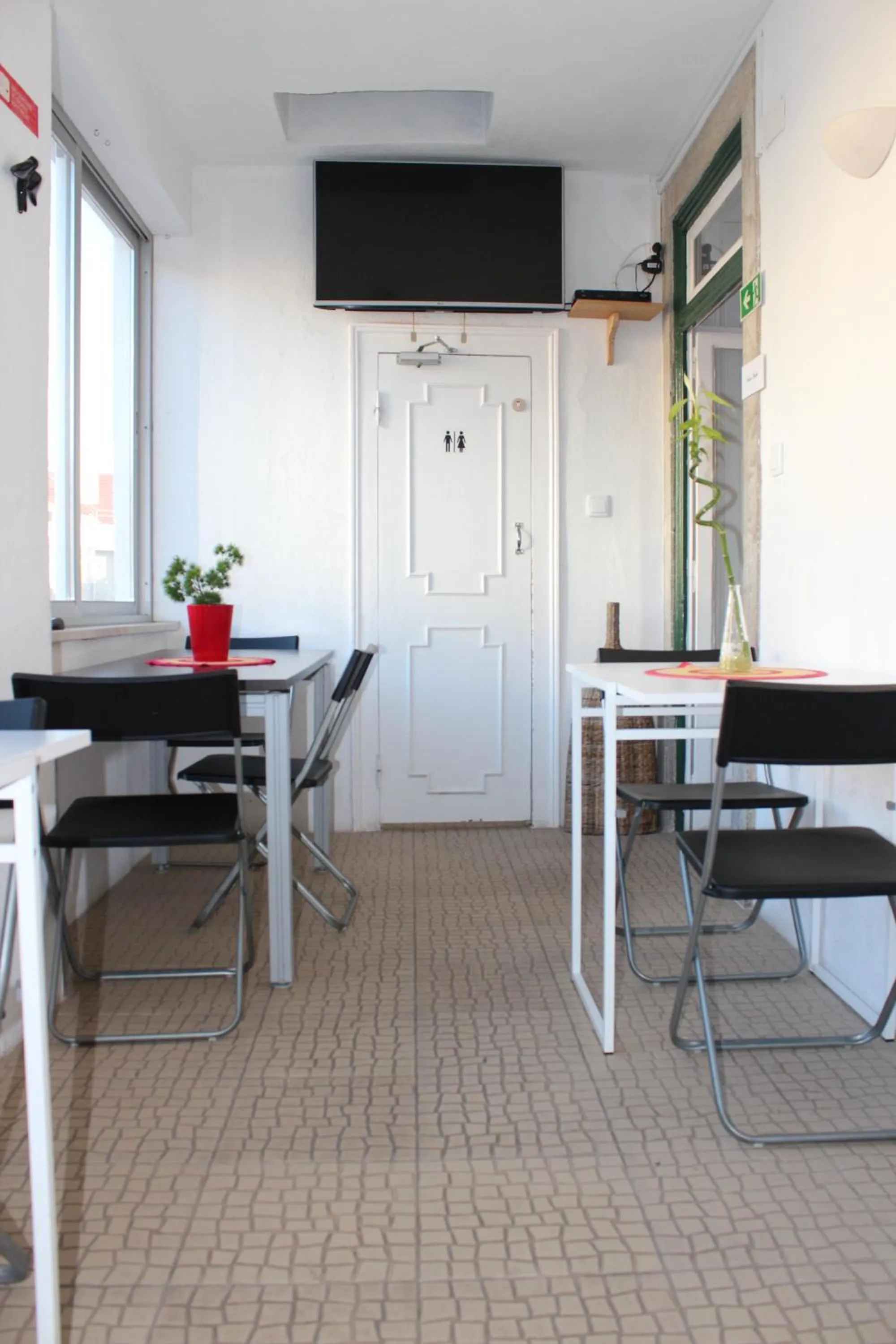 Restaurant/places to eat in Hostel Seven Hills