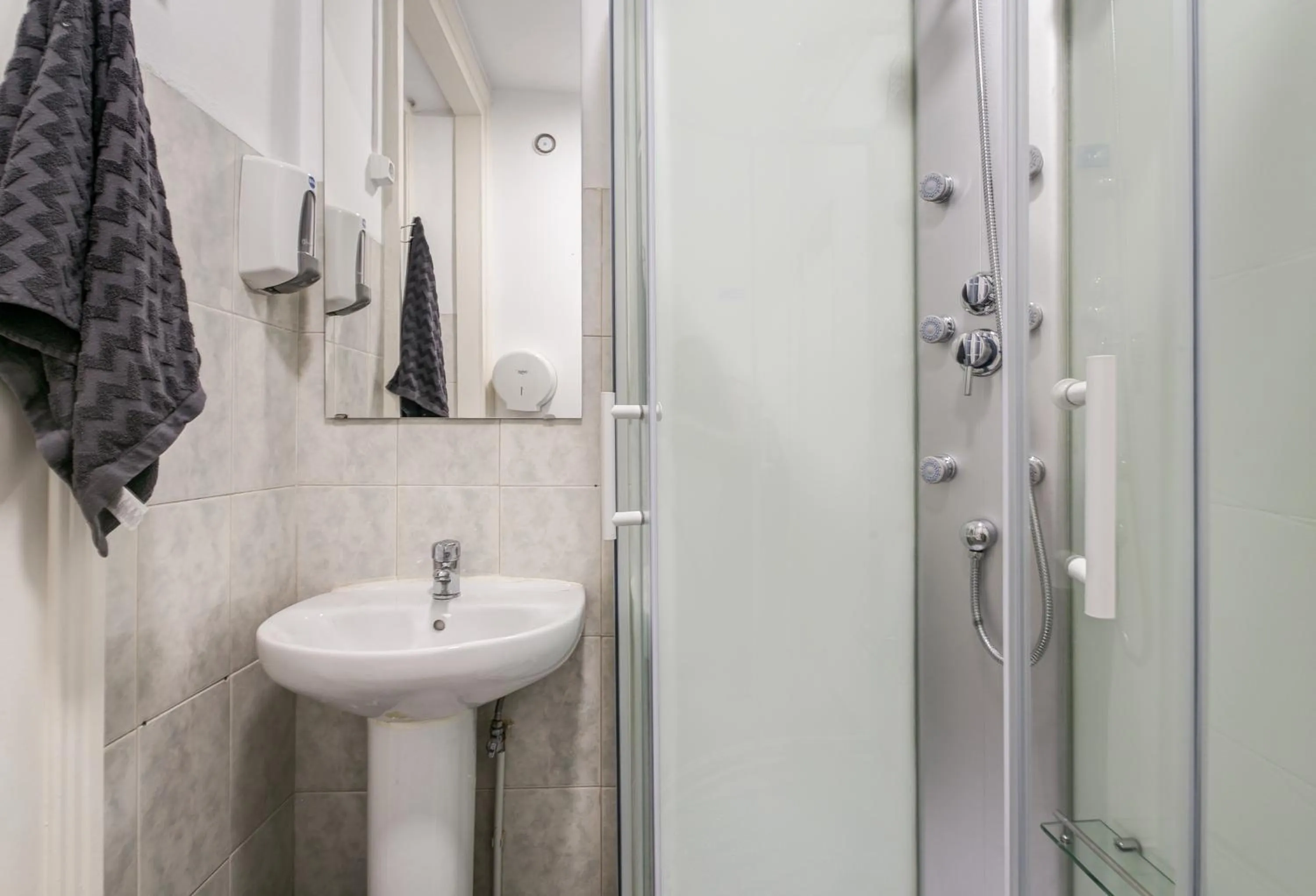 Hot Tub in Hostel Seven Hills