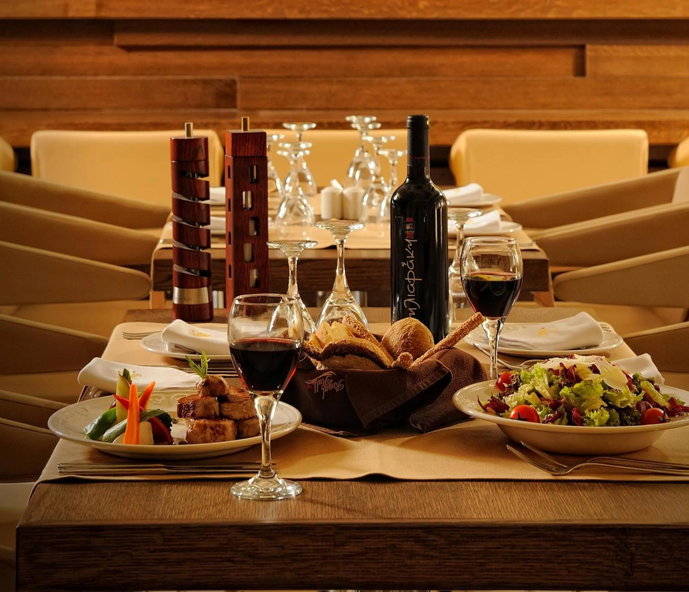 Restaurant/places to eat in Royal Heights Resort Villas & Spa