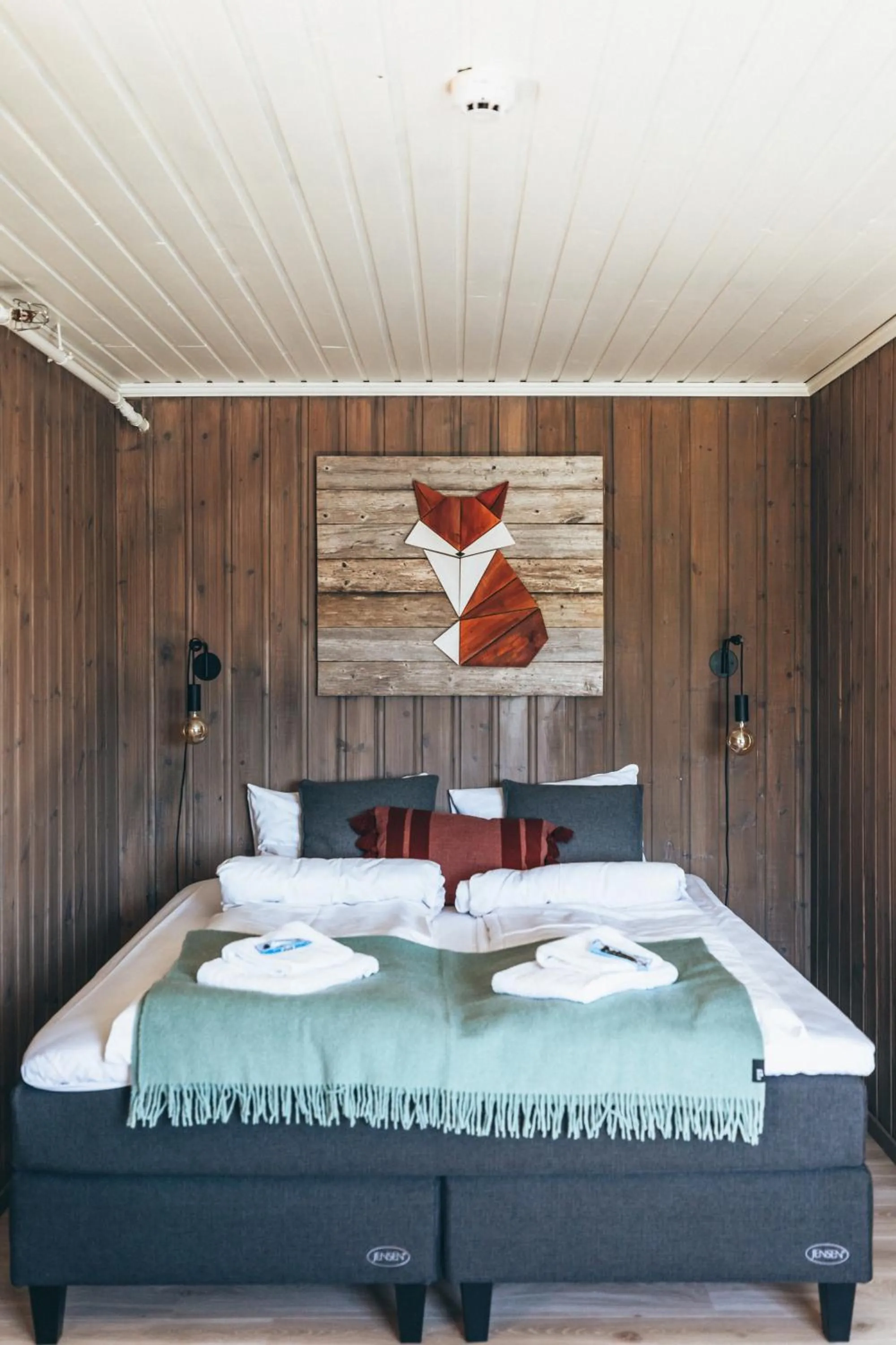 Bed in Skårungen - Hotel, Cabins and Camping