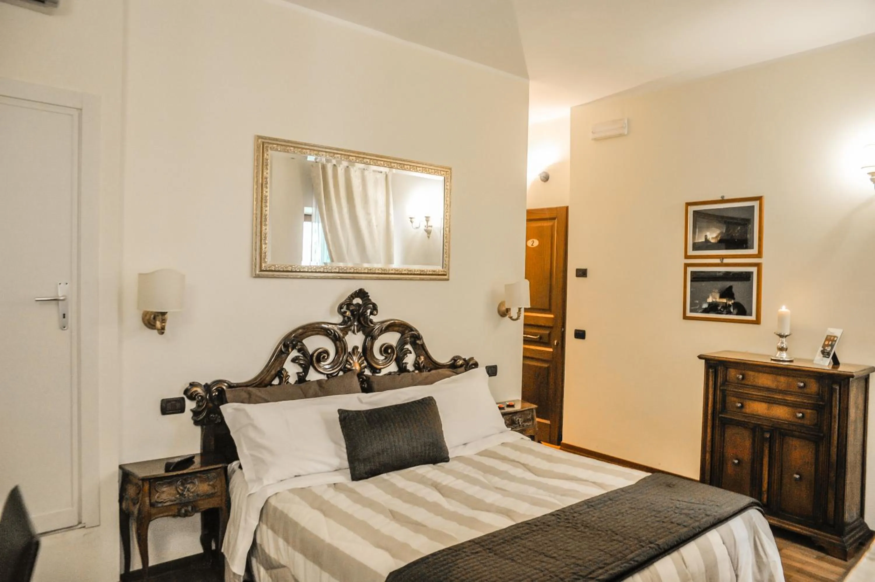 Photo of the whole room, Bed in Suite Assisi