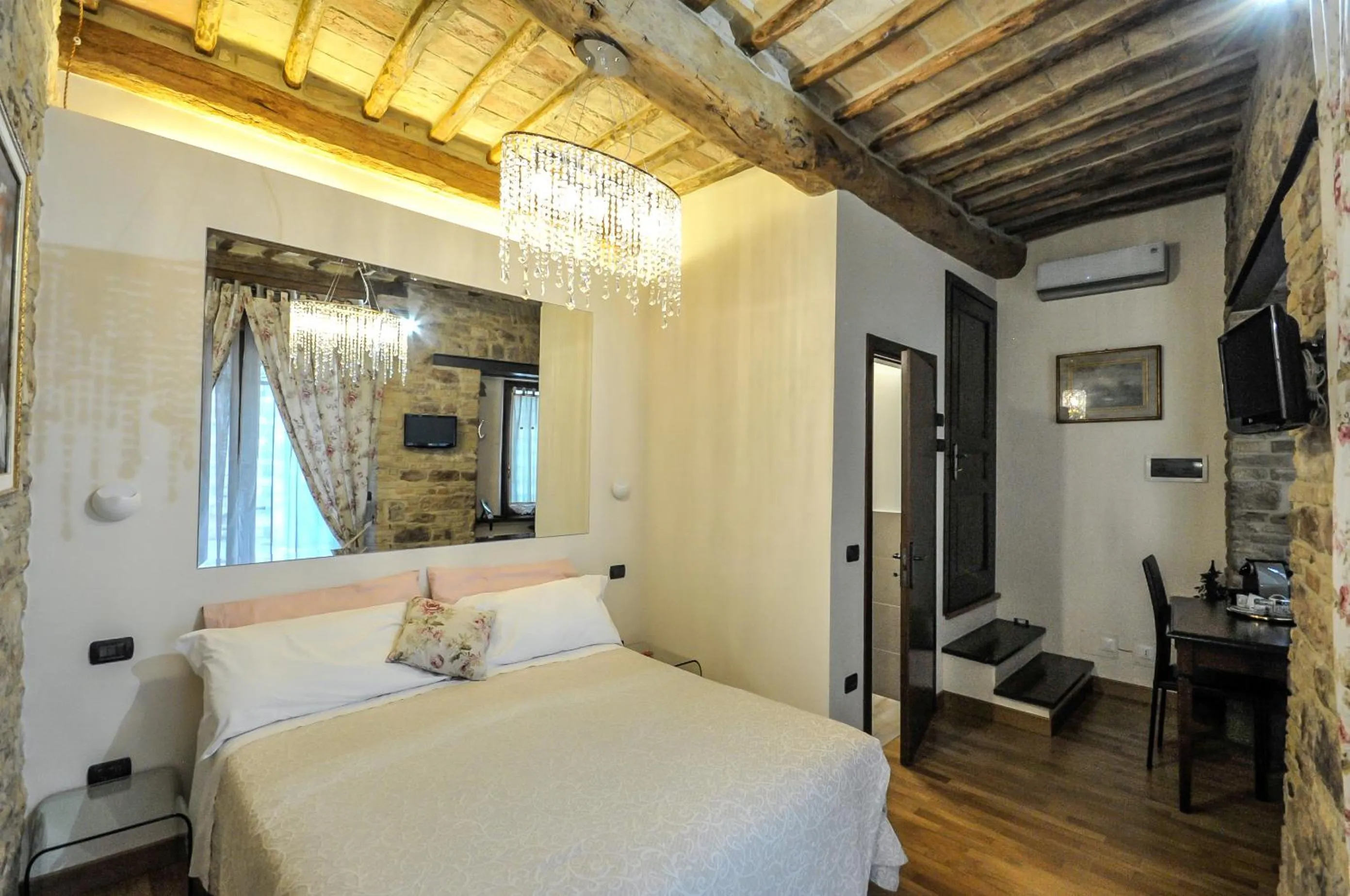 Photo of the whole room, Bed in Suite Assisi