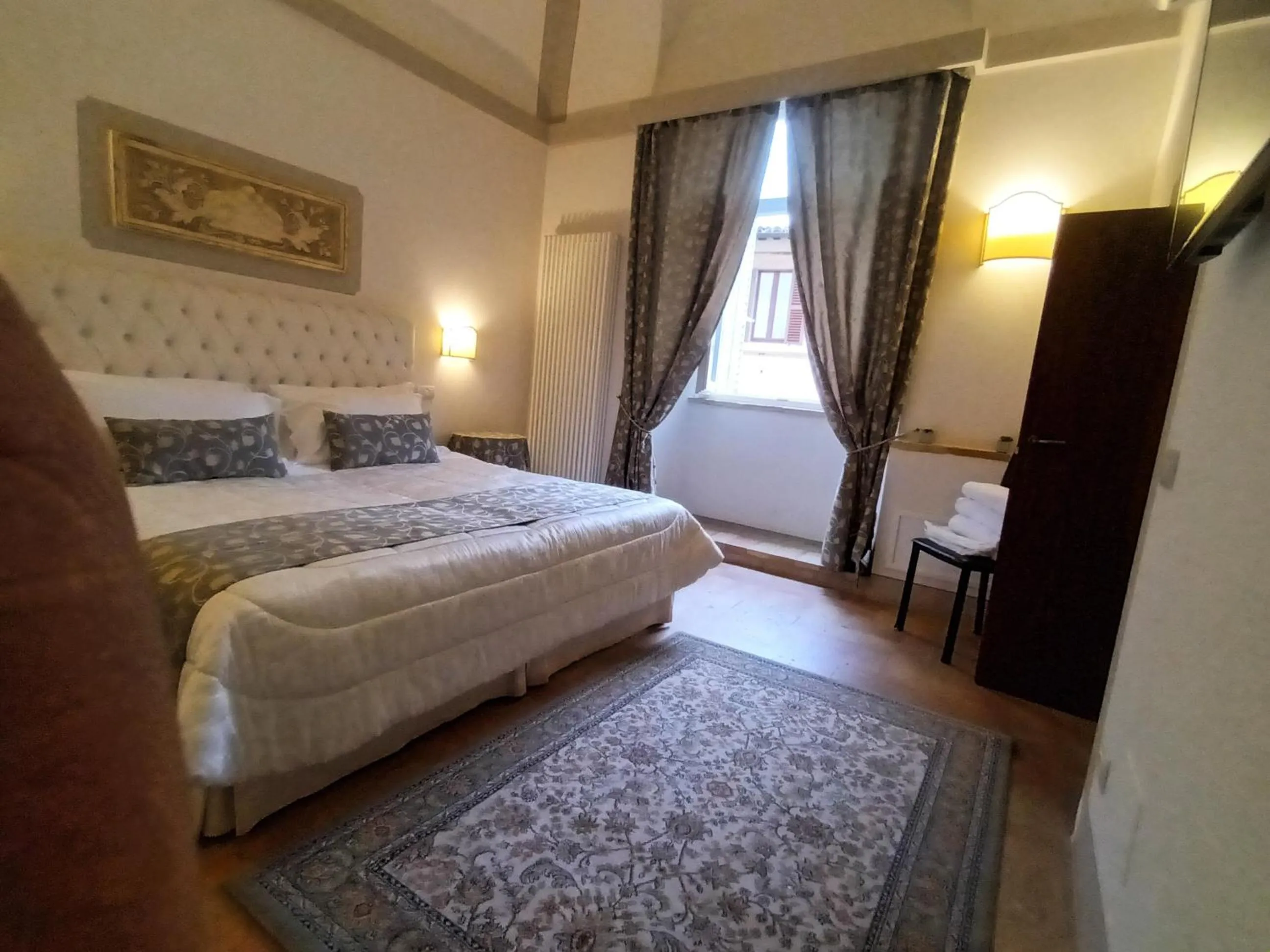 Photo of the whole room, Bed in Suite Assisi