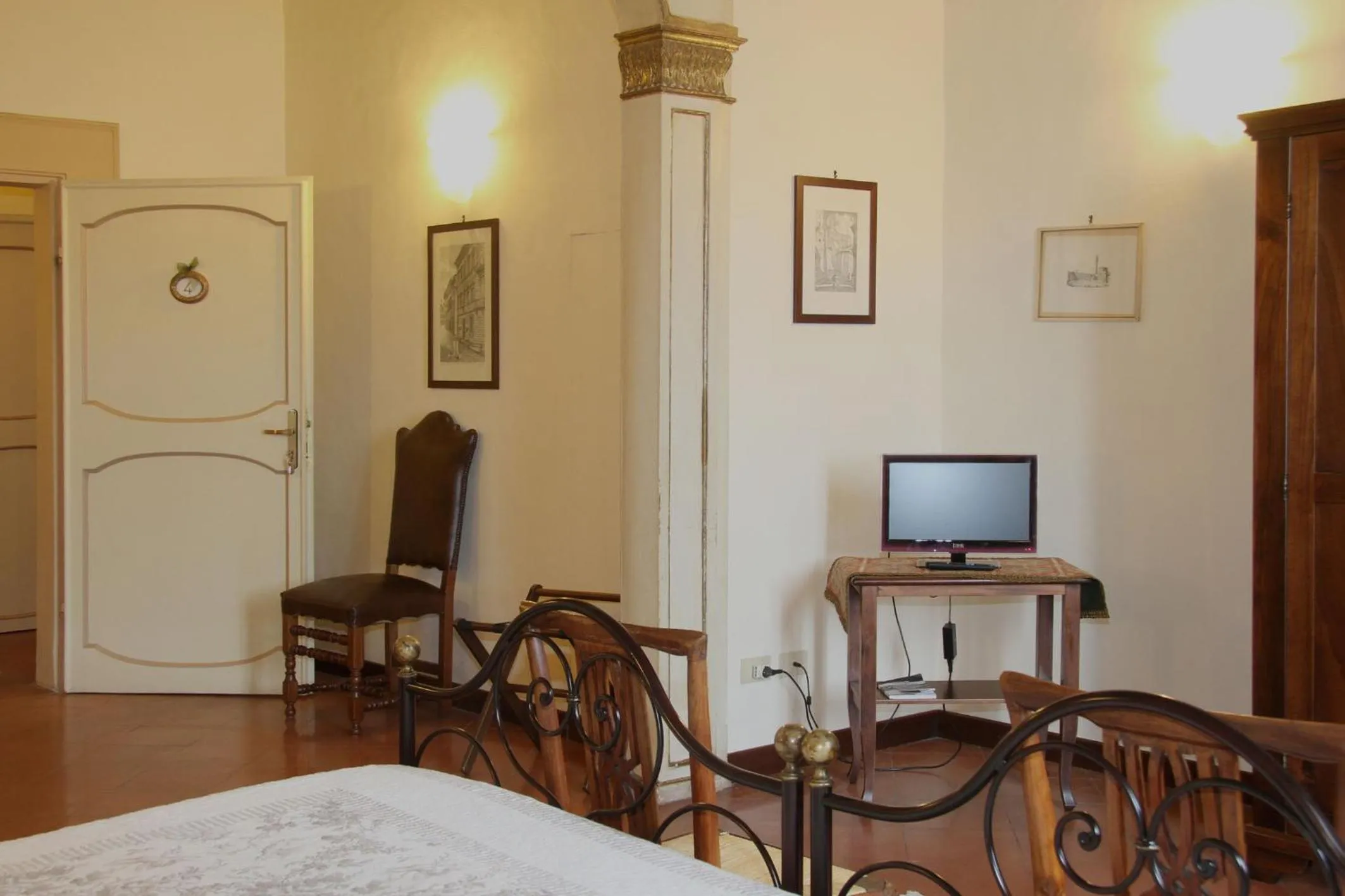 Decorative detail, Bed in B&B L'Agnolo Di Caroti Cinzia