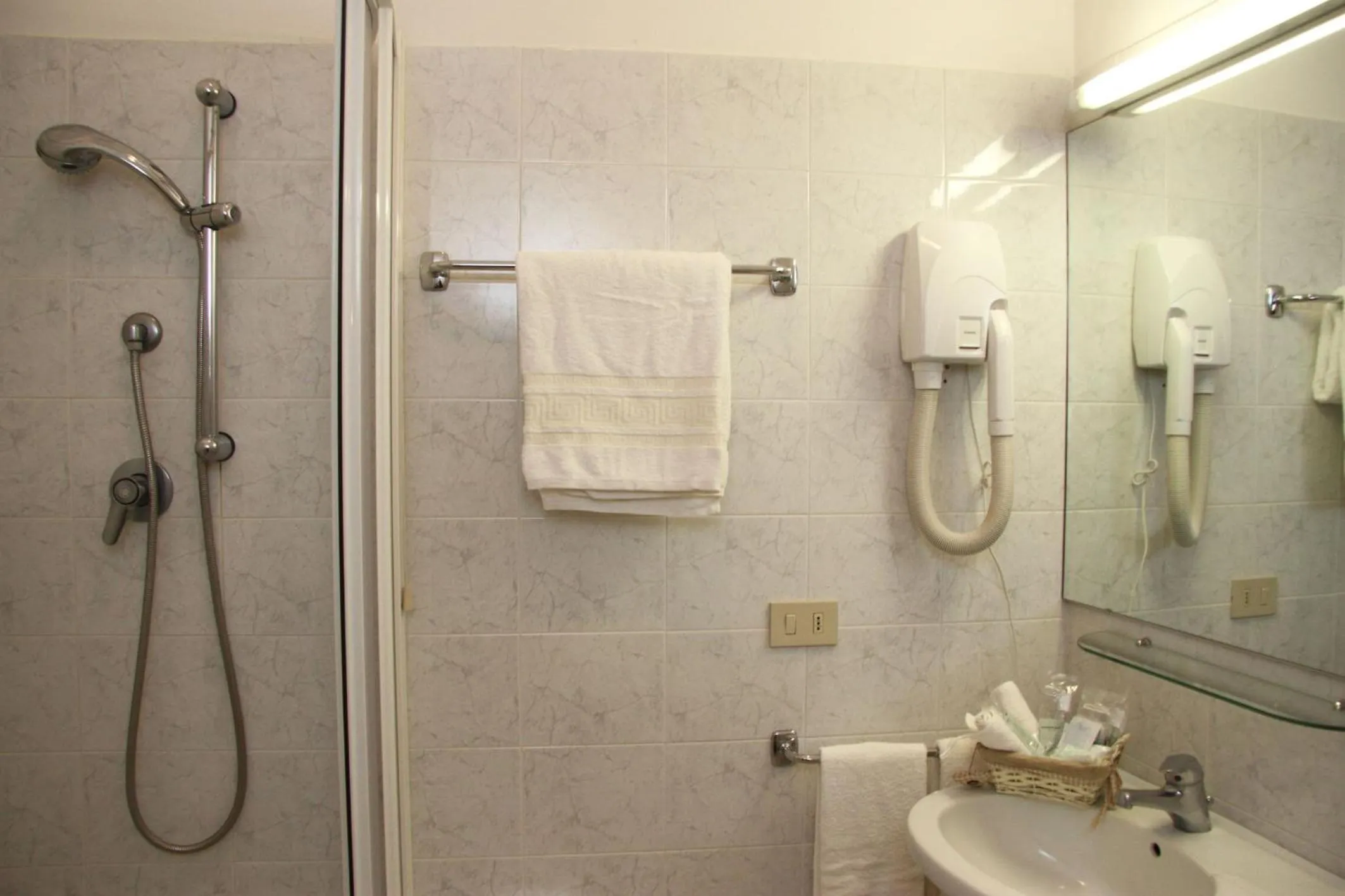 Bathroom in B&B L'Agnolo Di Caroti Cinzia