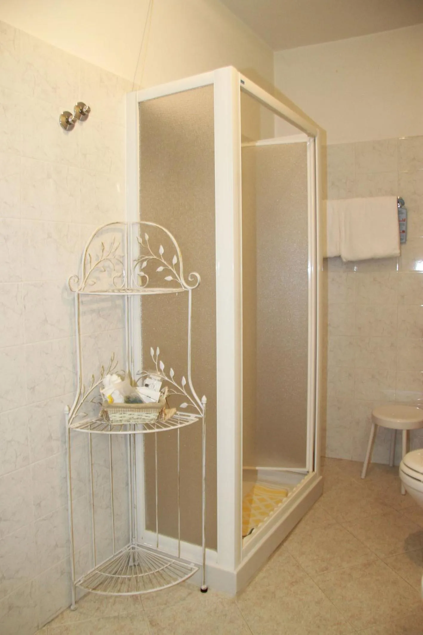 Shower in B&B L'Agnolo Di Caroti Cinzia