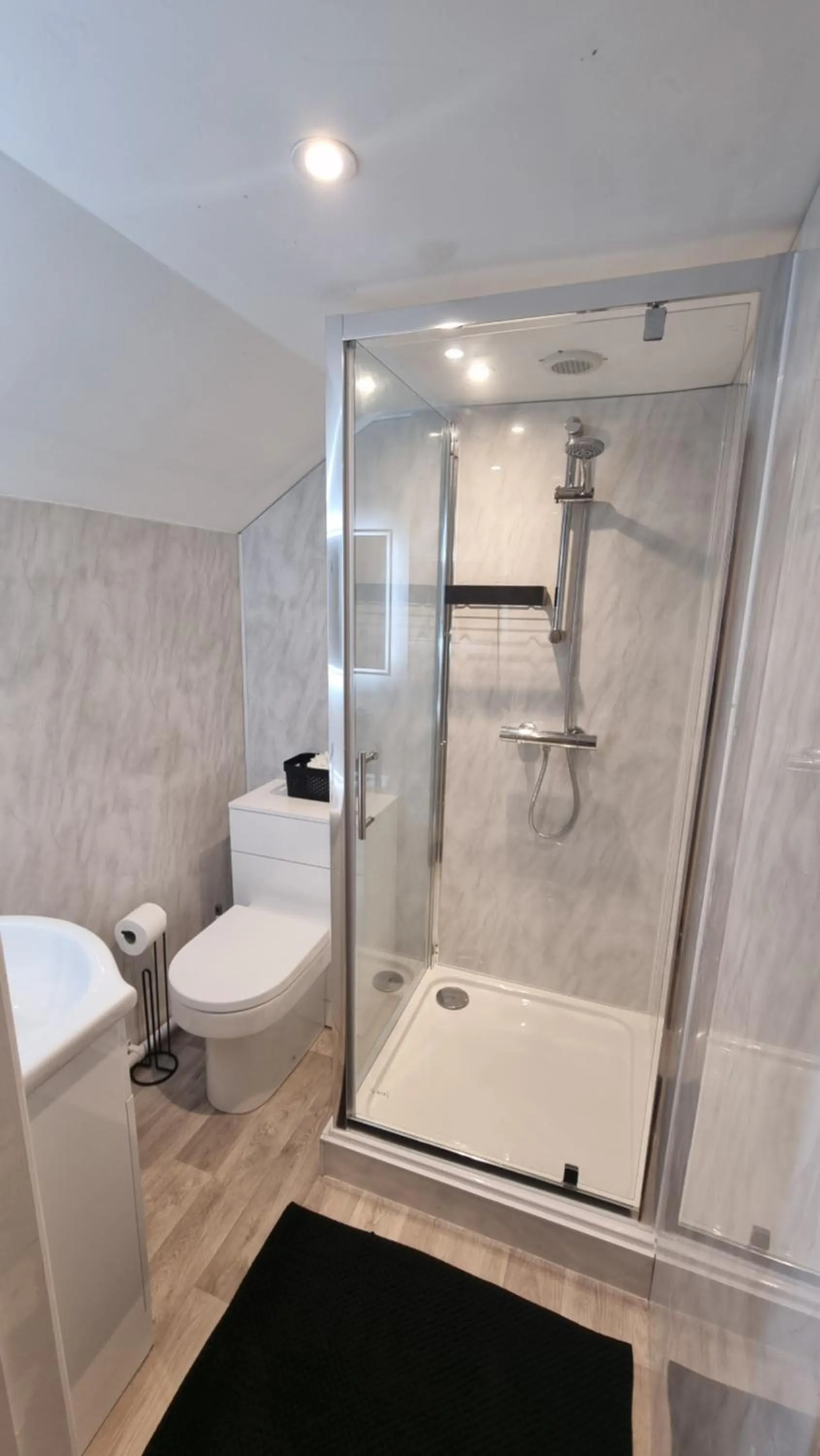 Shower in The Dolphin Hotel & Restaurant