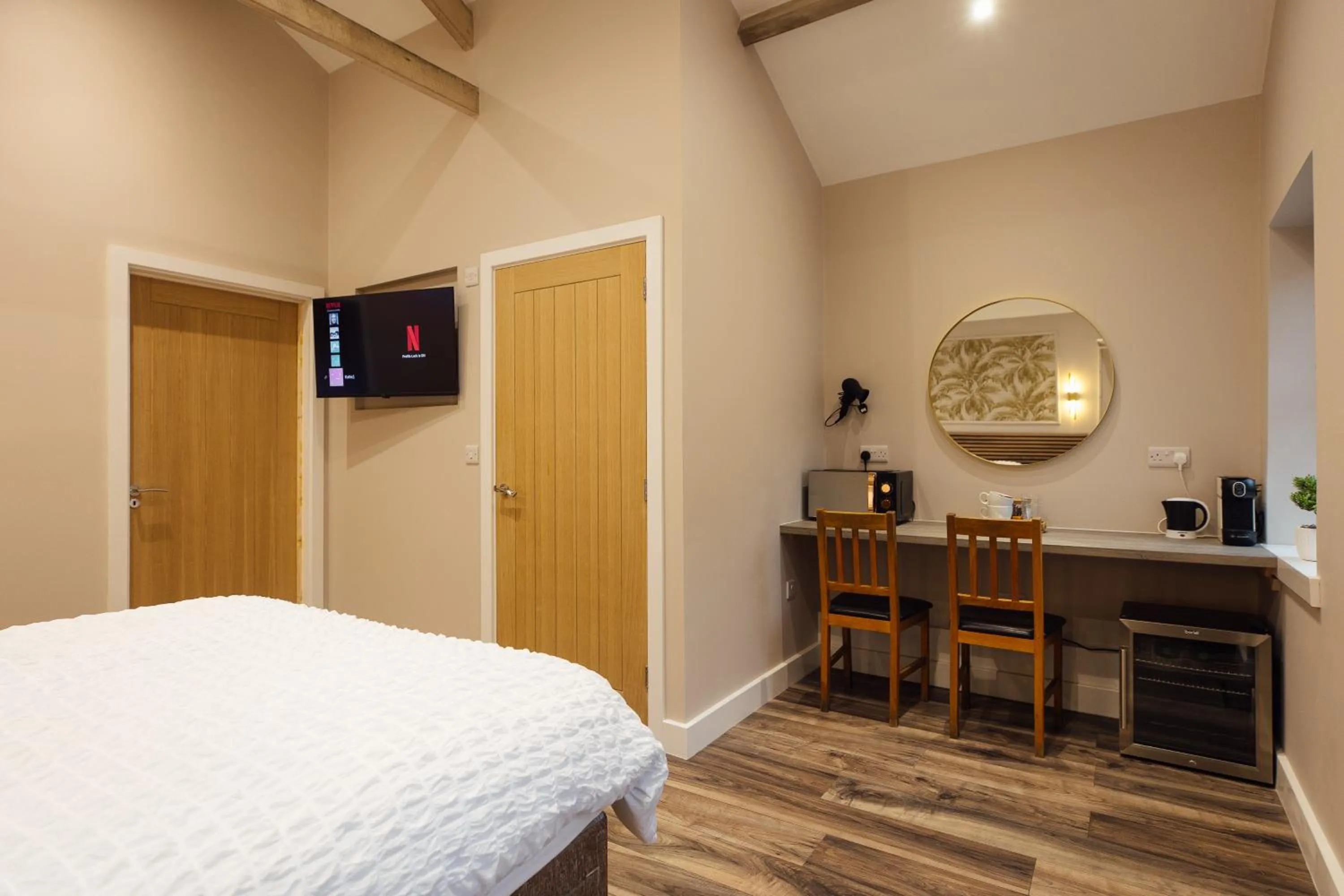 TV and multimedia, Bed in The Dolphin Hotel & Restaurant