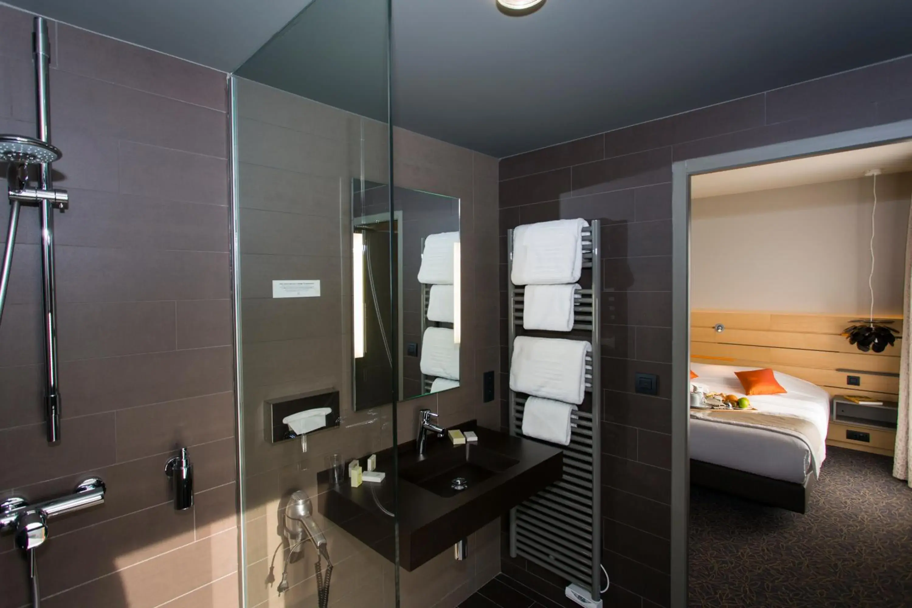 Bathroom in Logis Hôtel du Morvan - Restaurant la Table de Jérôme Bathroom in Logis Hôtel du Morvan - Restaurant la Table de Jérôme