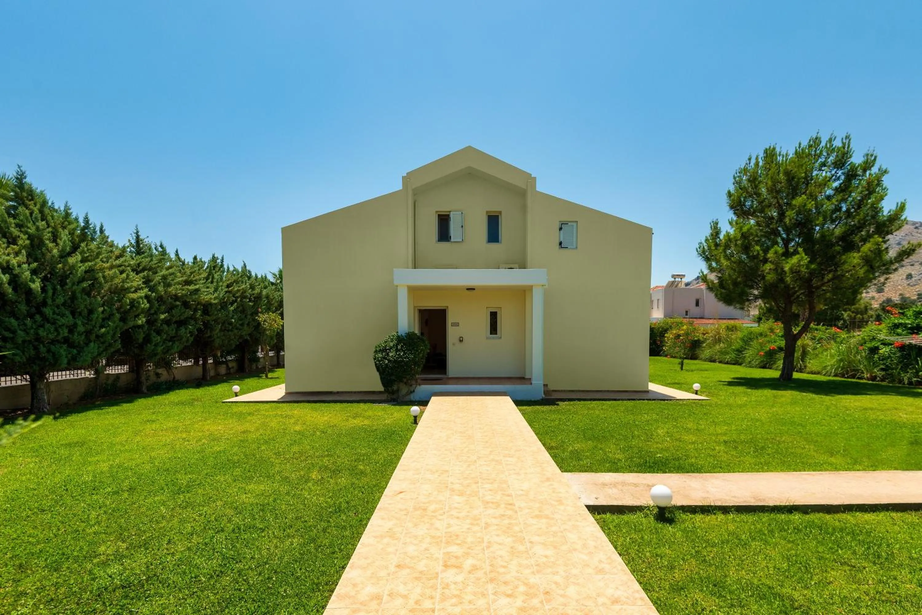 Facade/entrance in Apollo Villa