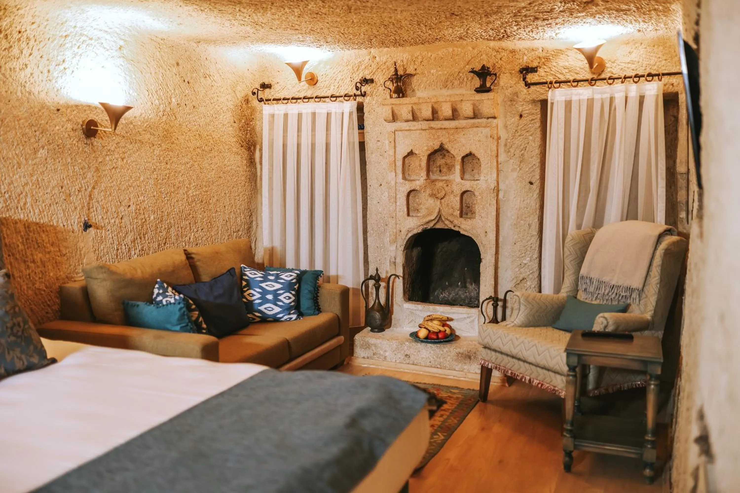 Seating area, Bed in Elaa Cave Hotel