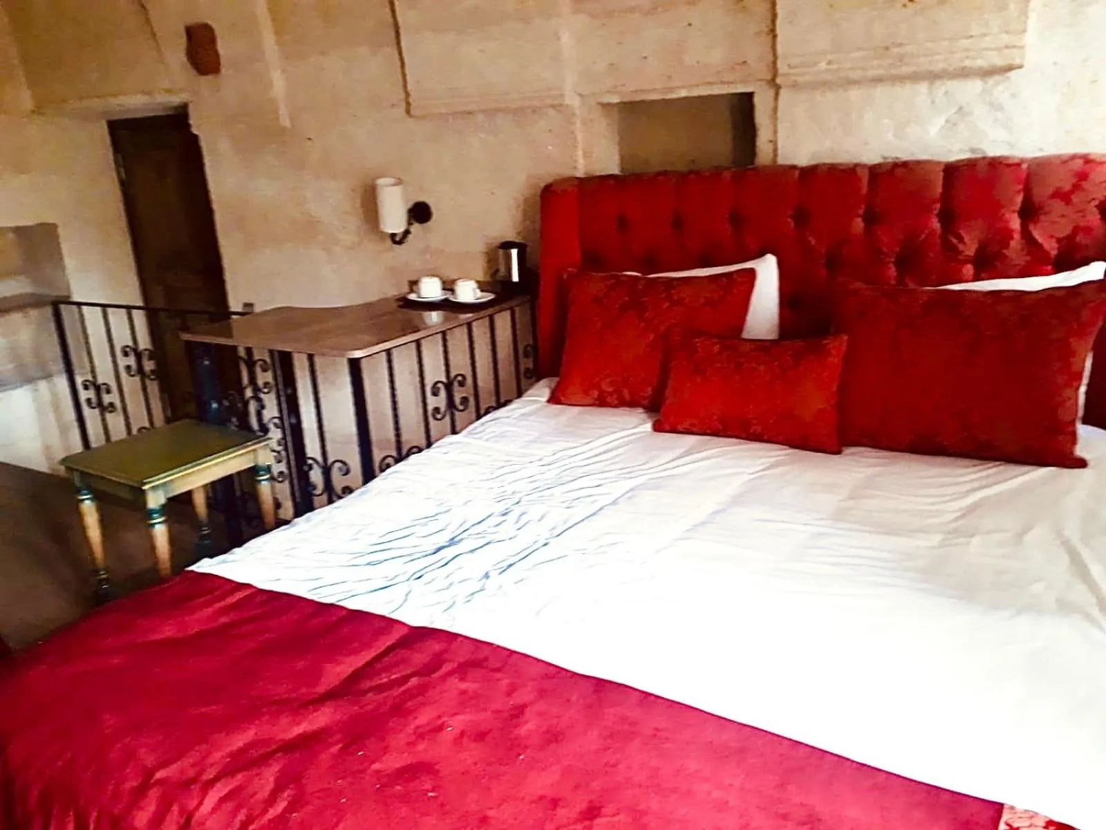 Bed in Elaa Cave Hotel