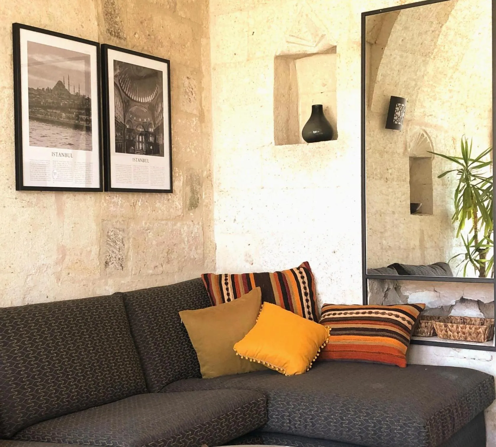 Living room in Elaa Cave Hotel