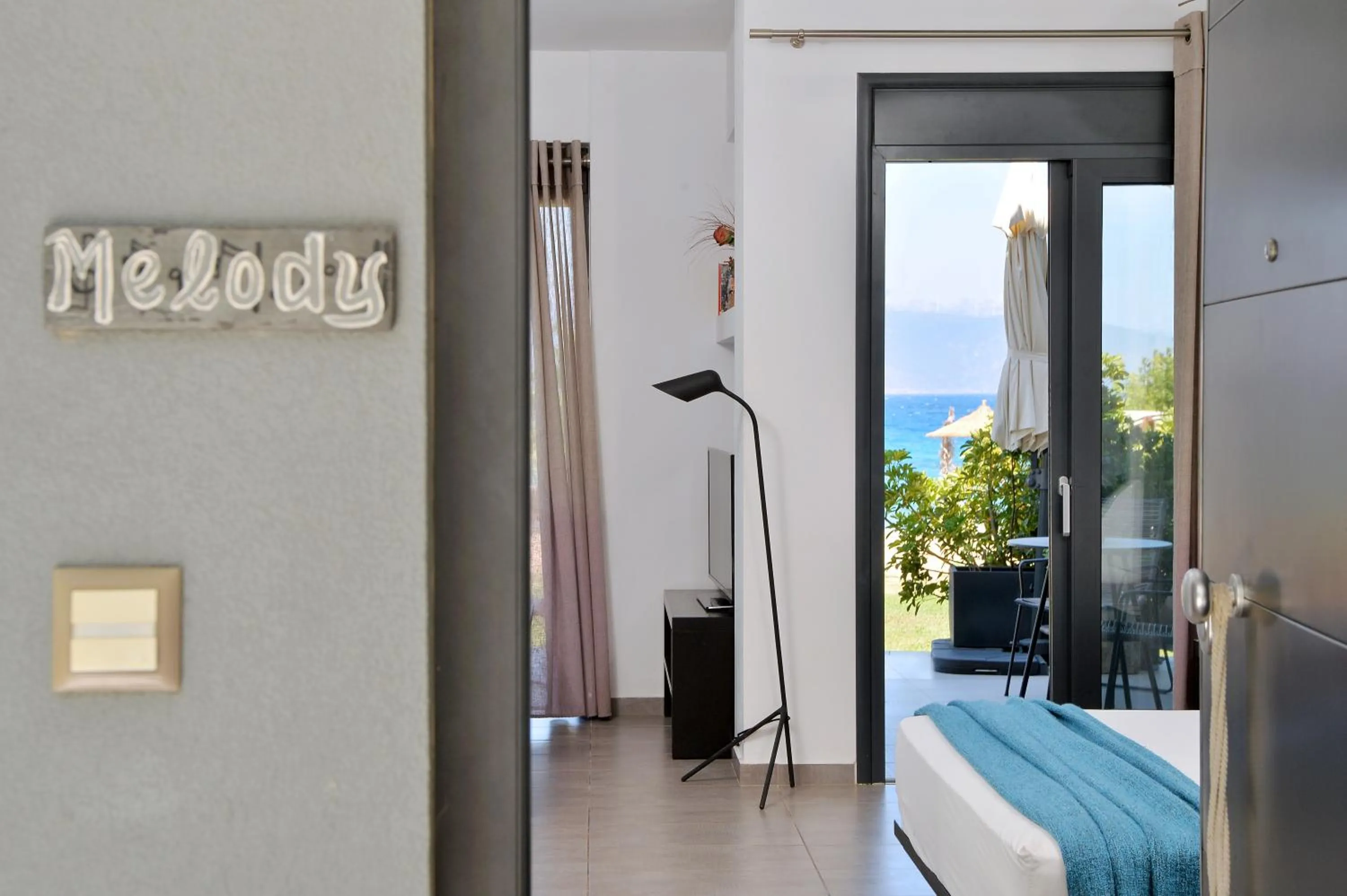 Facade/entrance, Bed in Seacret Apartments