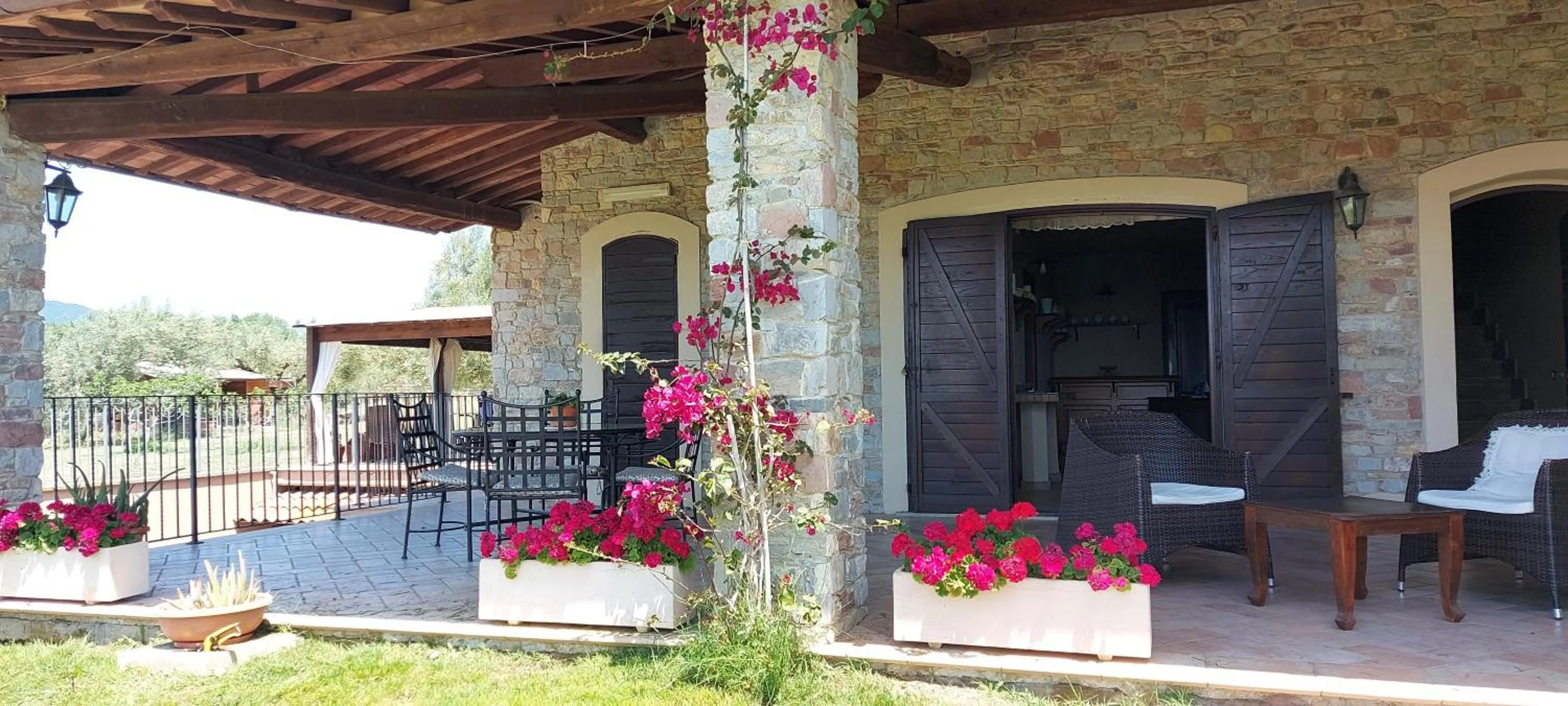 Property building in Villa Klinai