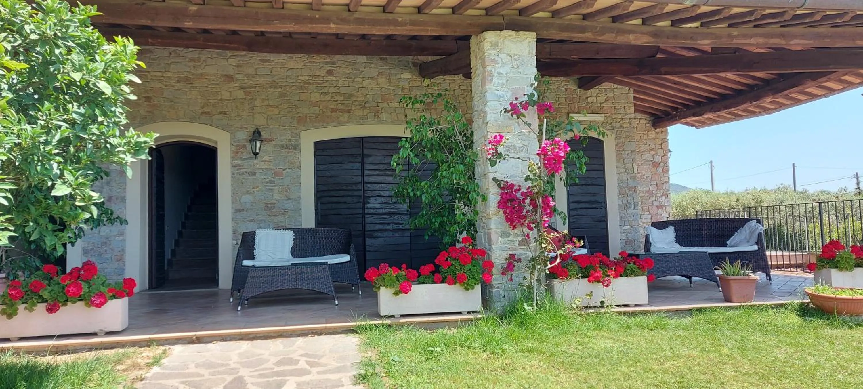 Property building in Villa Klinai