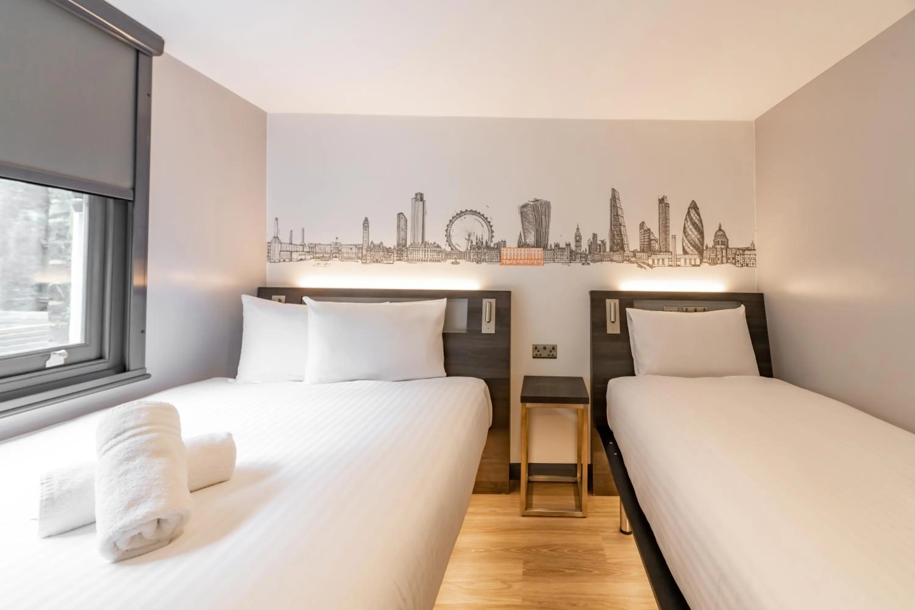 Bedroom, Bed in easyHotel Victoria