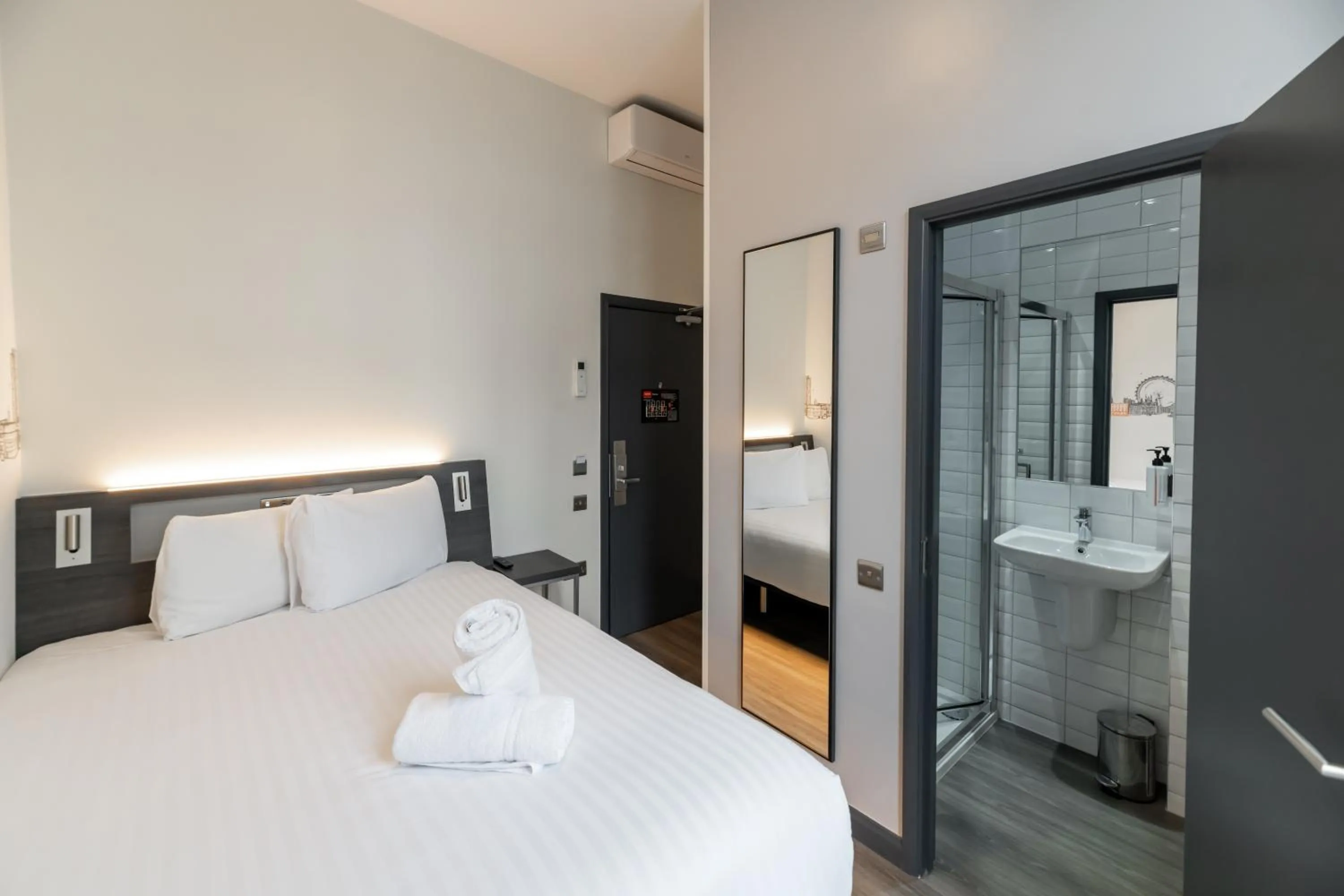 Shower, Bed in easyHotel Victoria