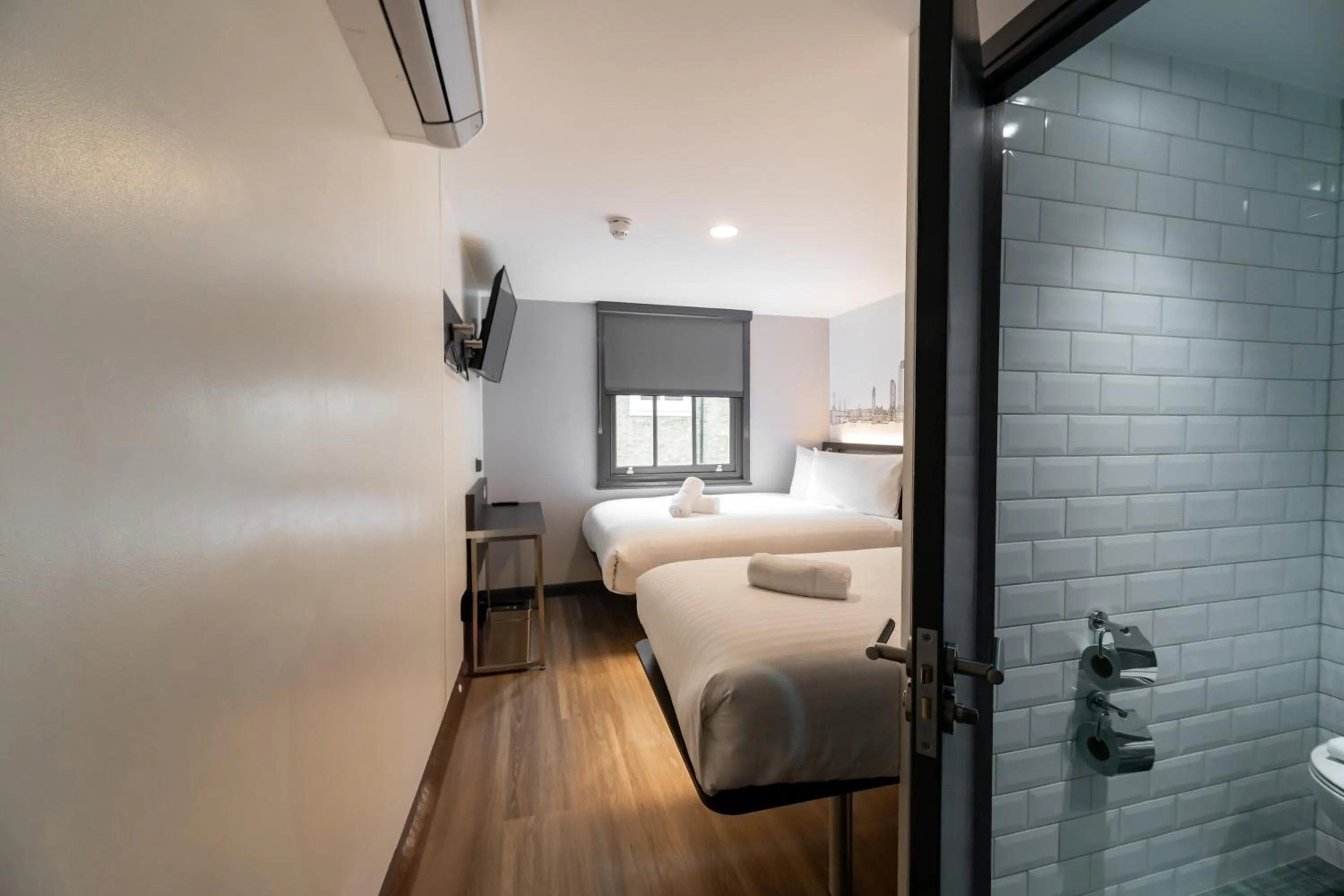 Bedroom, Bed in easyHotel Victoria