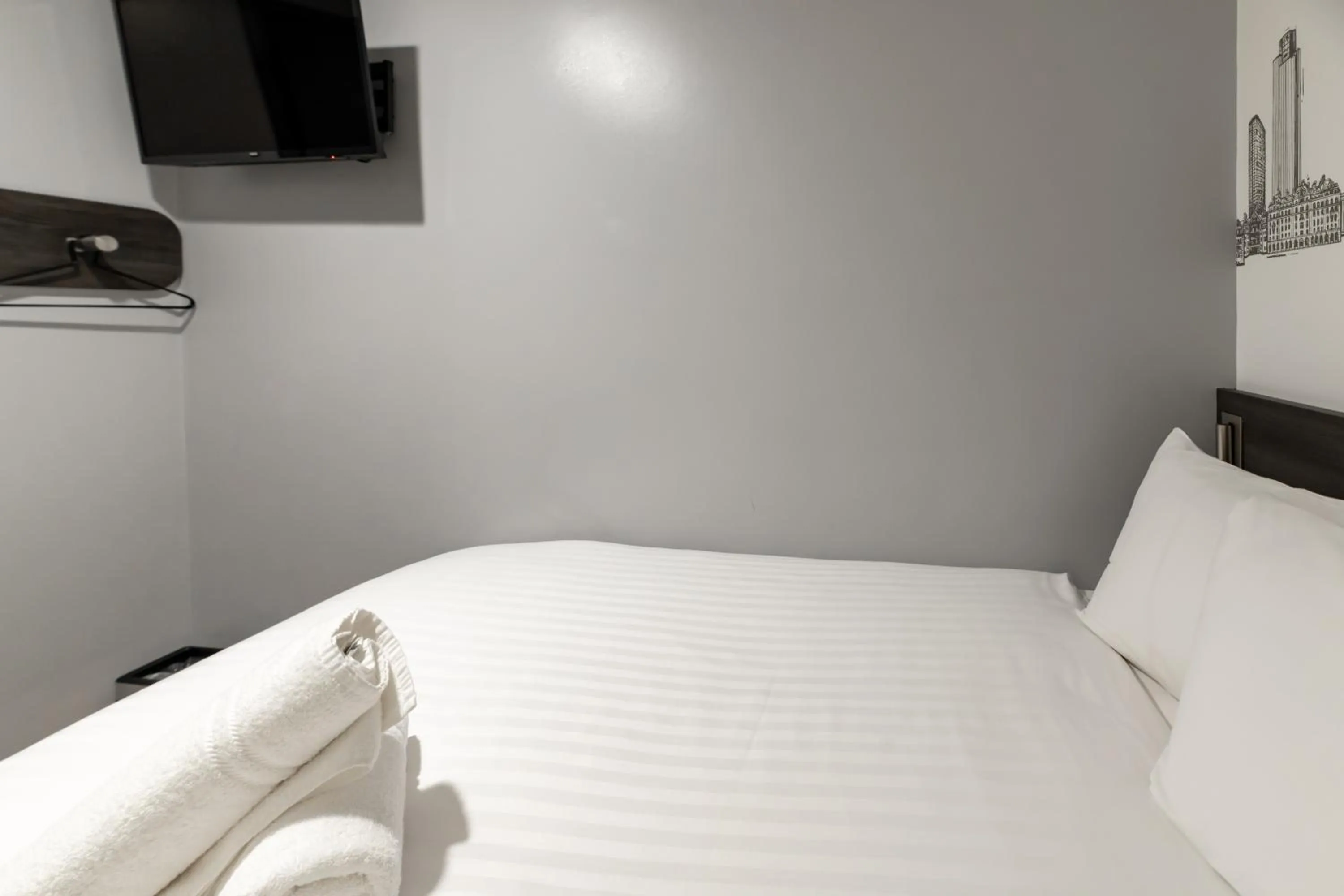 Bed in easyHotel Victoria
