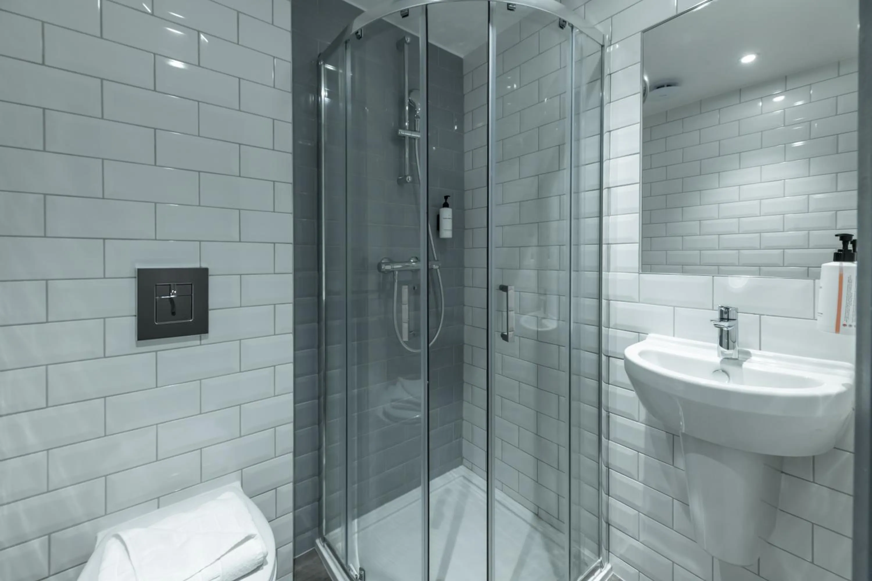 Shower in easyHotel Victoria