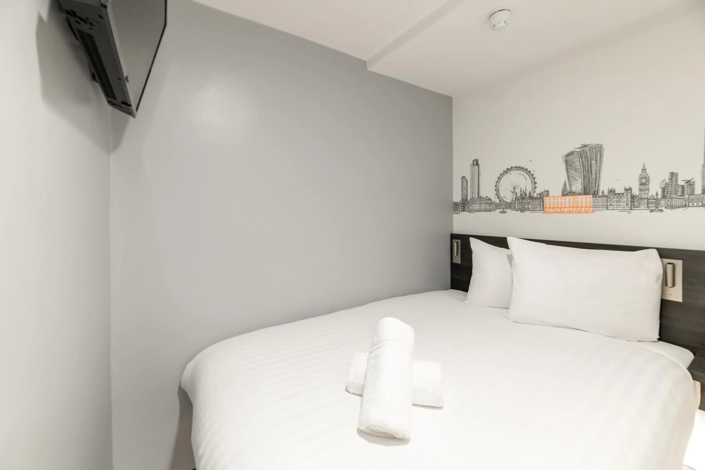 Bedroom, Bed in easyHotel Victoria