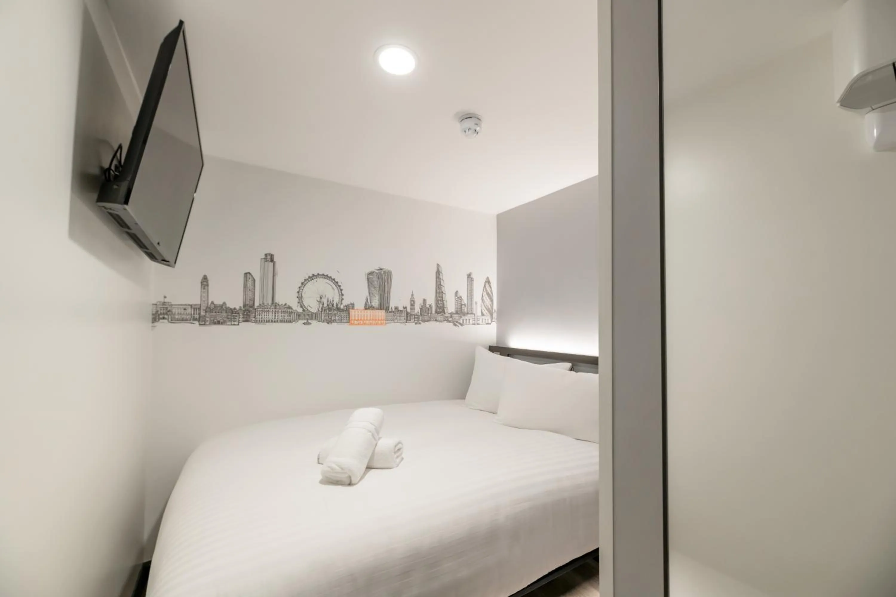 Bedroom, Bed in easyHotel Victoria